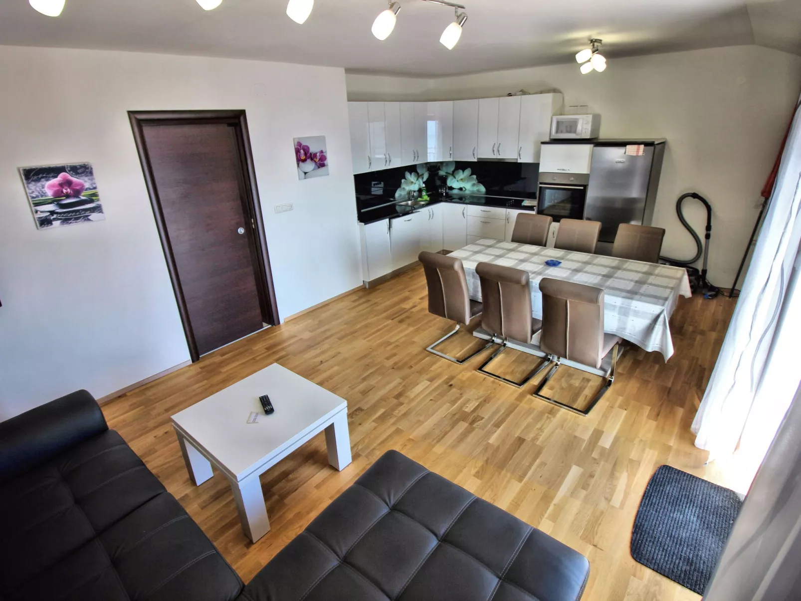 "Manda3" mit Blick auf das Wasser-Binnen