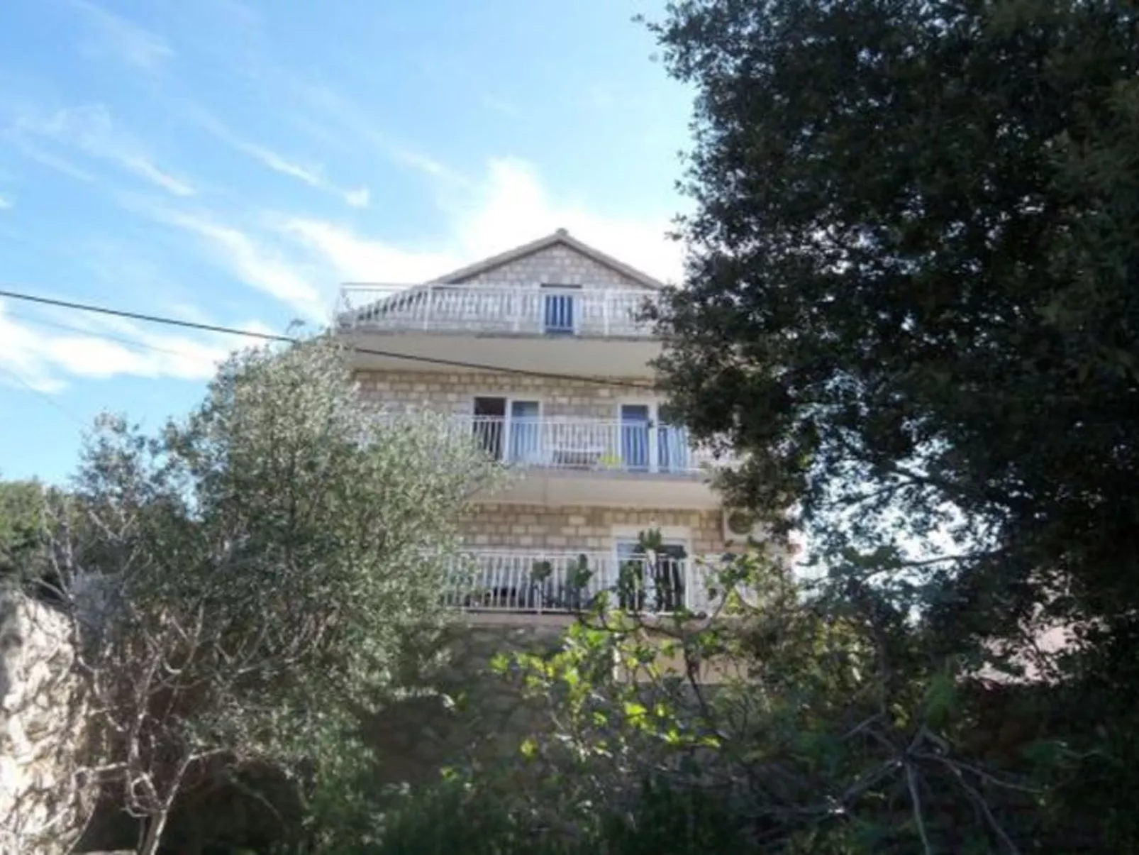 Mélanie C im ersten Stock einer Villa am Strand - Buiten