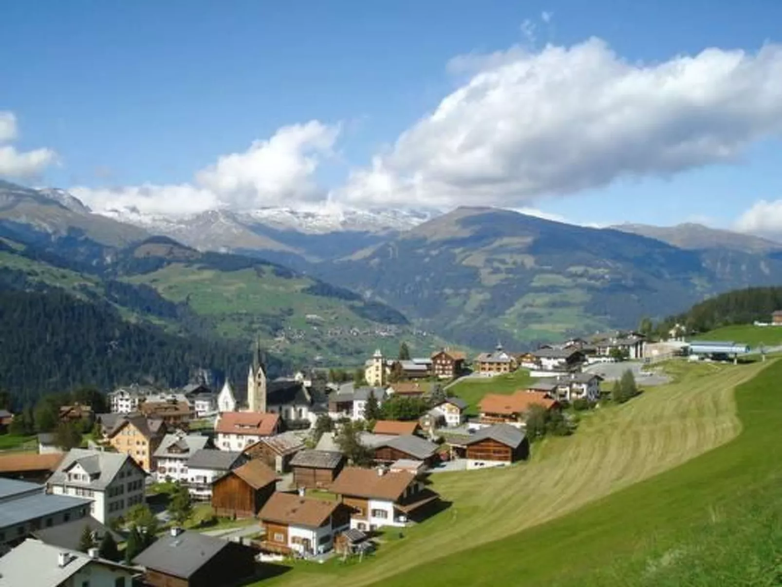Aparthaus Surselva, direkt an der Skipiste-Buiten