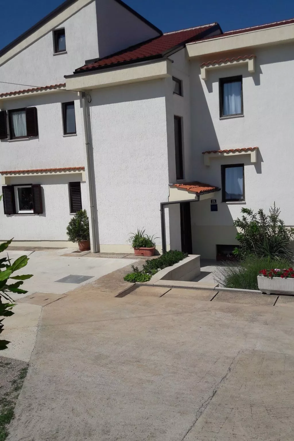 Wohnung Nr. 1 mit 2 Schlafzimmern und 2 Balkonen im 1. Obergeschoss-Buiten