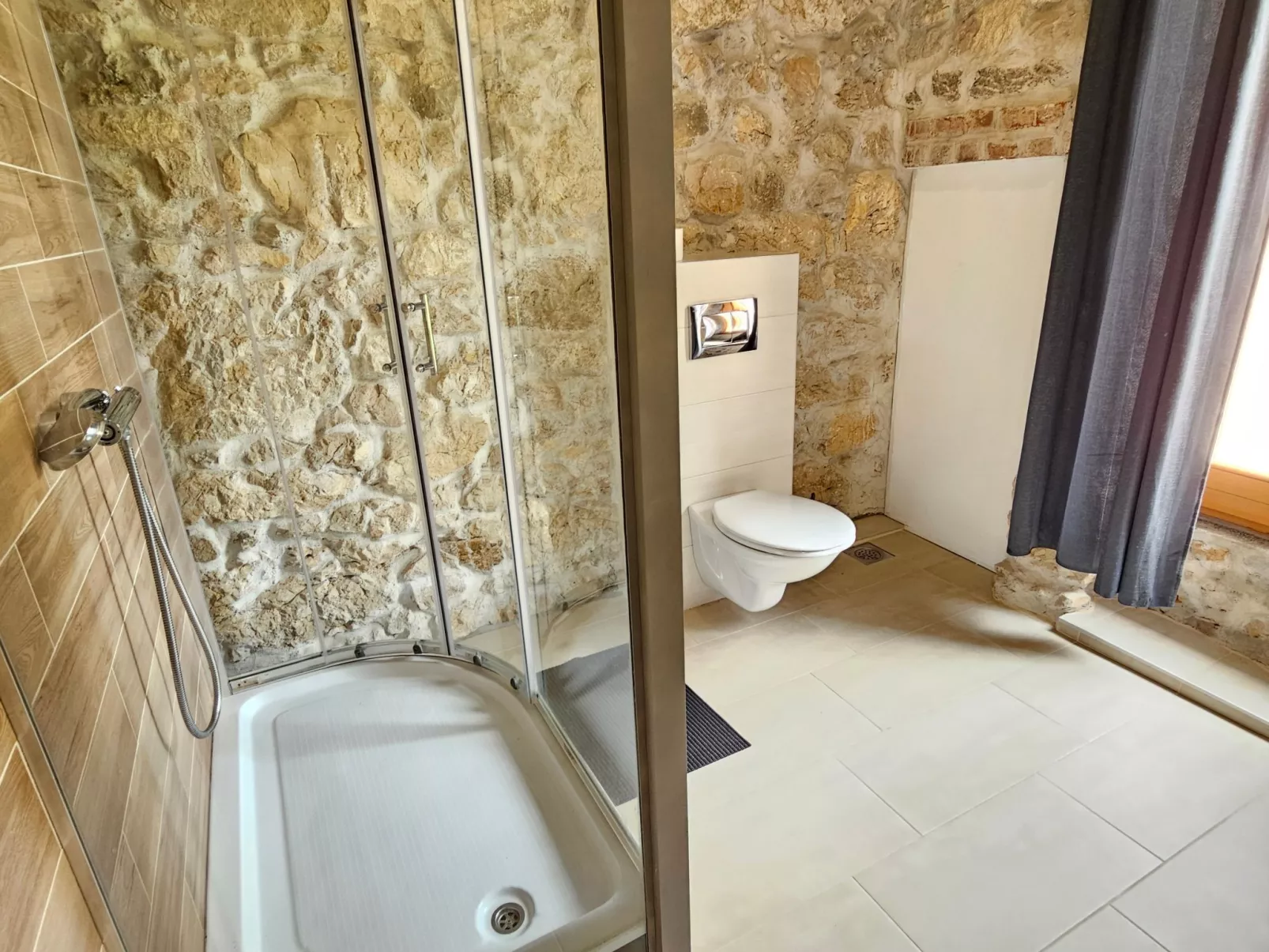 Steinhaus mit privatem Außenpool-Binnen