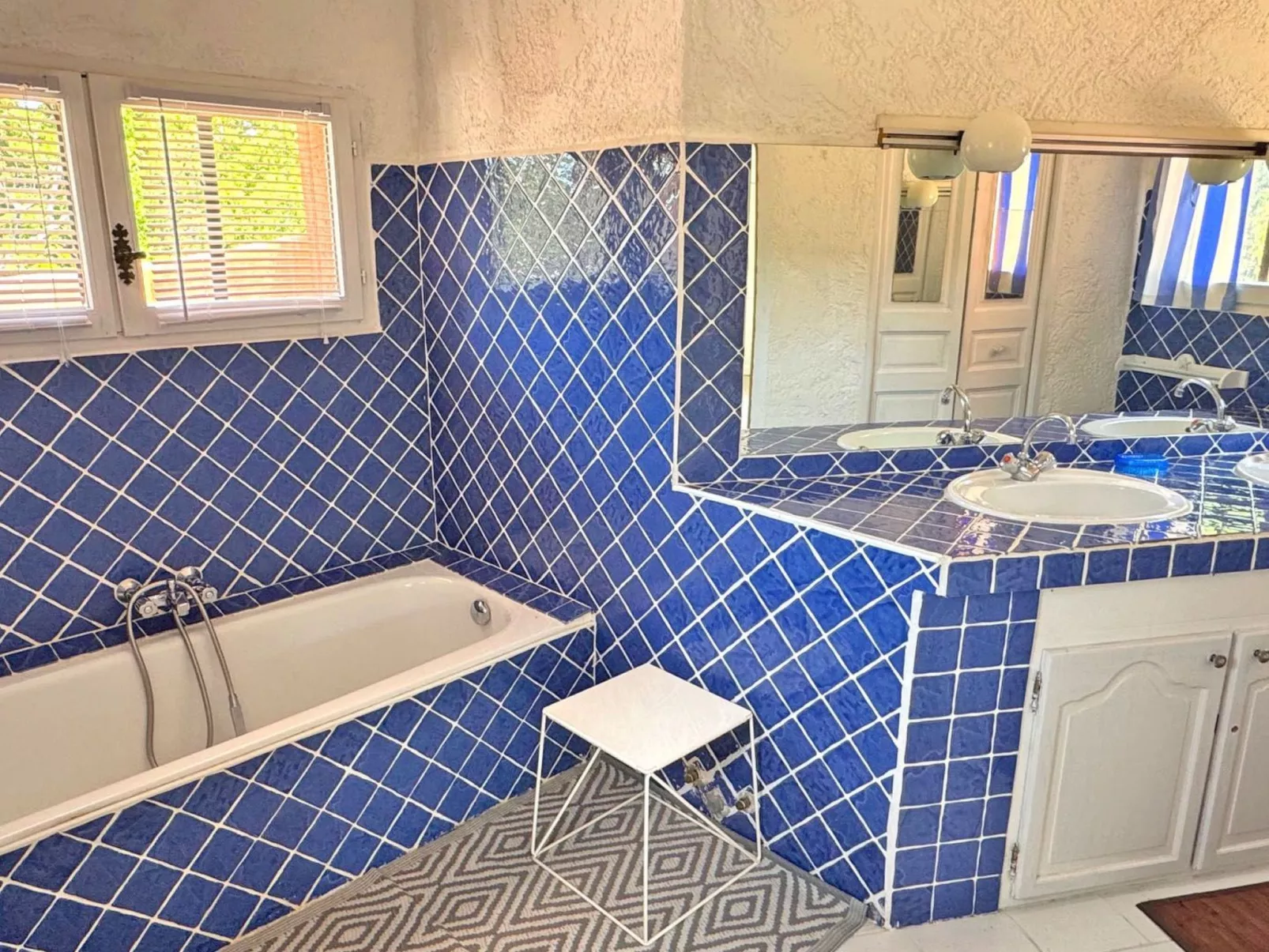 Schöne Villa mit innovativer Architektur in einem grünen Nest im Herzen des Mas-Binnen