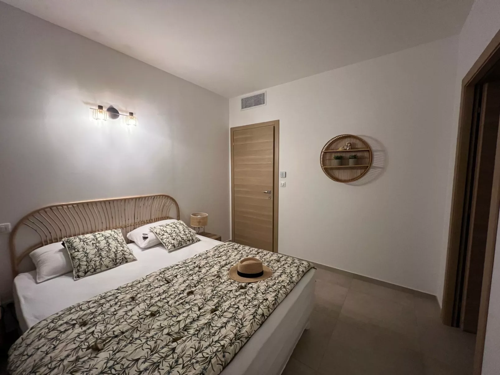 ISULA-RED_BEAUTIFUL_VIEW.-Binnen