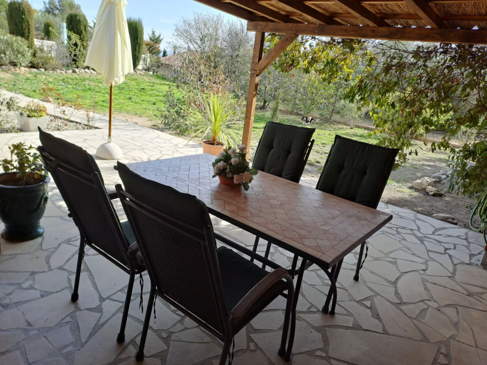 In La Livinière mit Großer Terrasse-Buiten