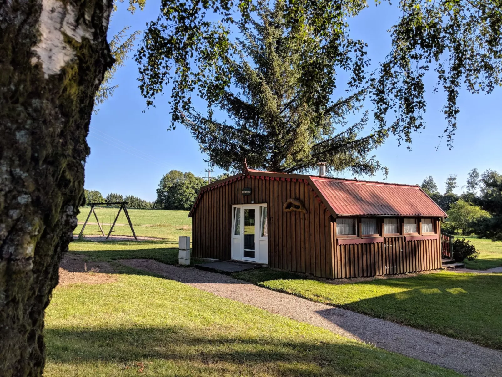 Charmantes Ferienhaus mit gemeinsamem Grill-Buiten