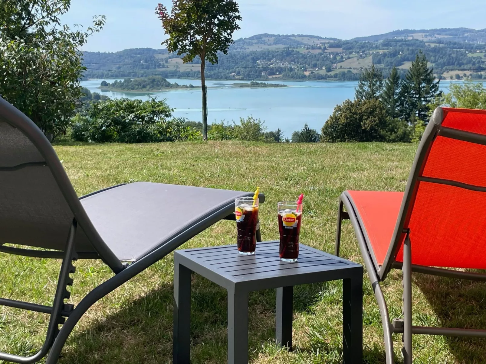 In Aiguebelette-Le-Lac mit Garten, Terrasse und Grill-Buiten