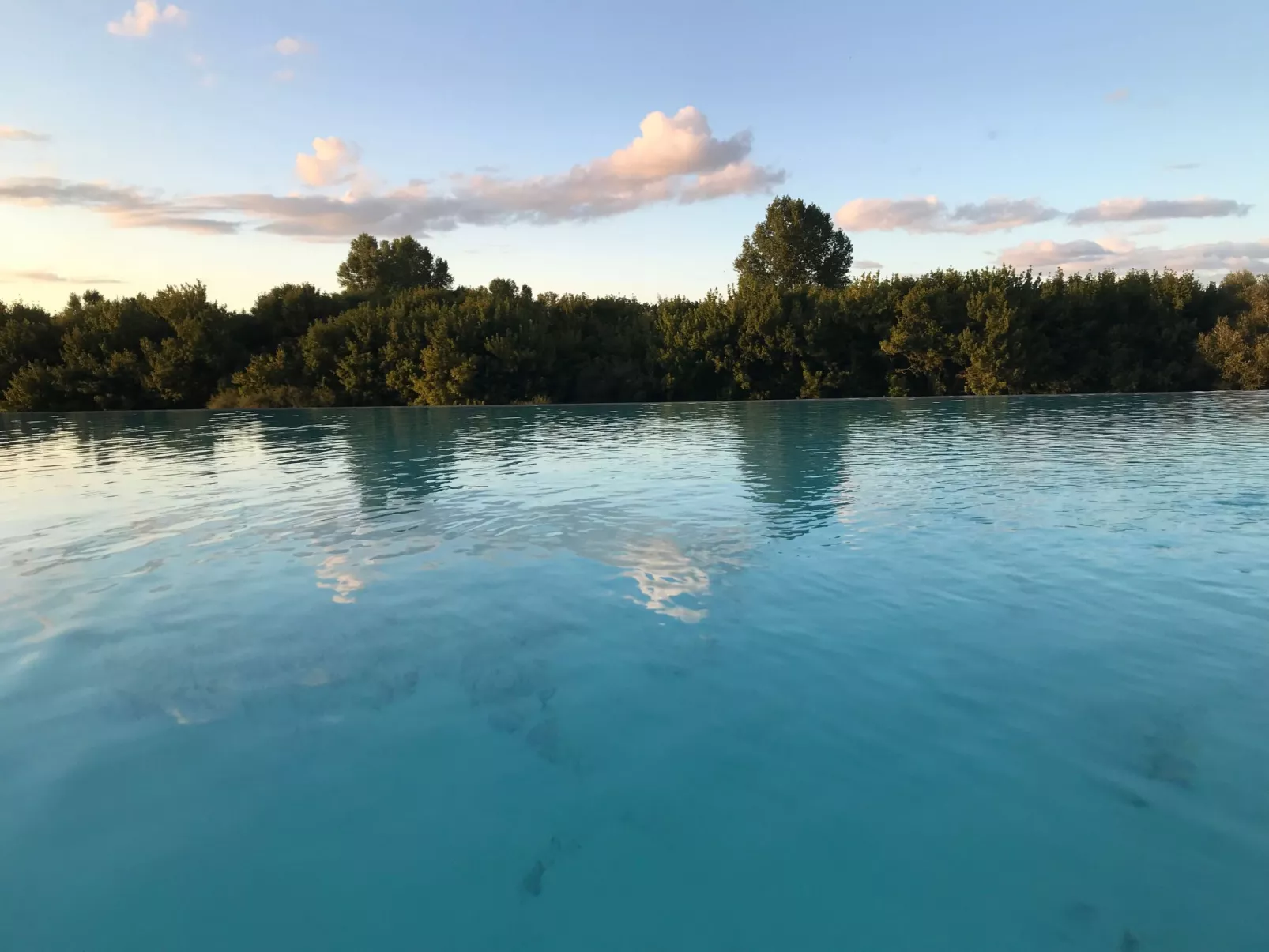 Schloss mit Überlaufpool an der Dordogne-Buiten