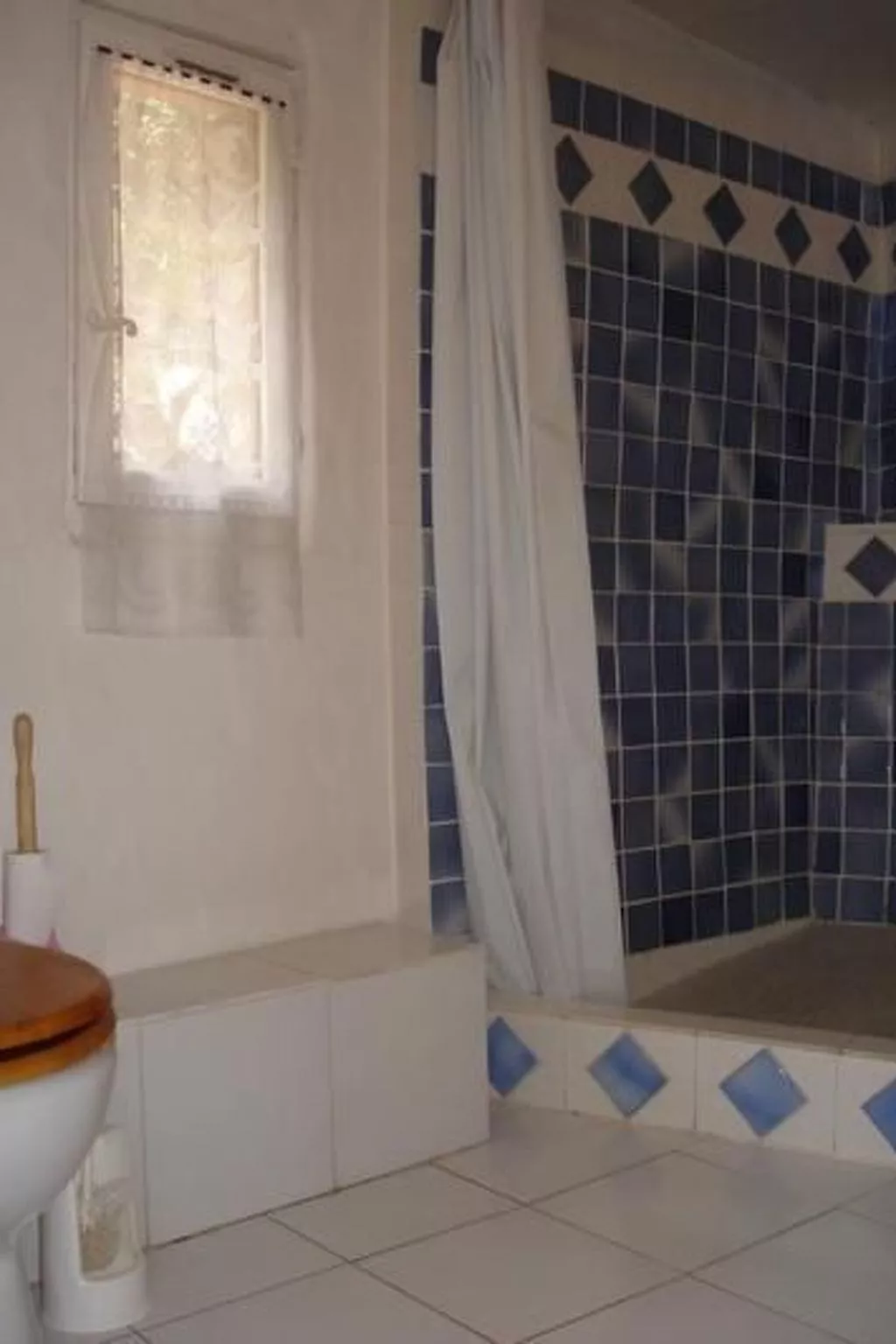 In Sillans-La-Cascade mit Garten-Binnen