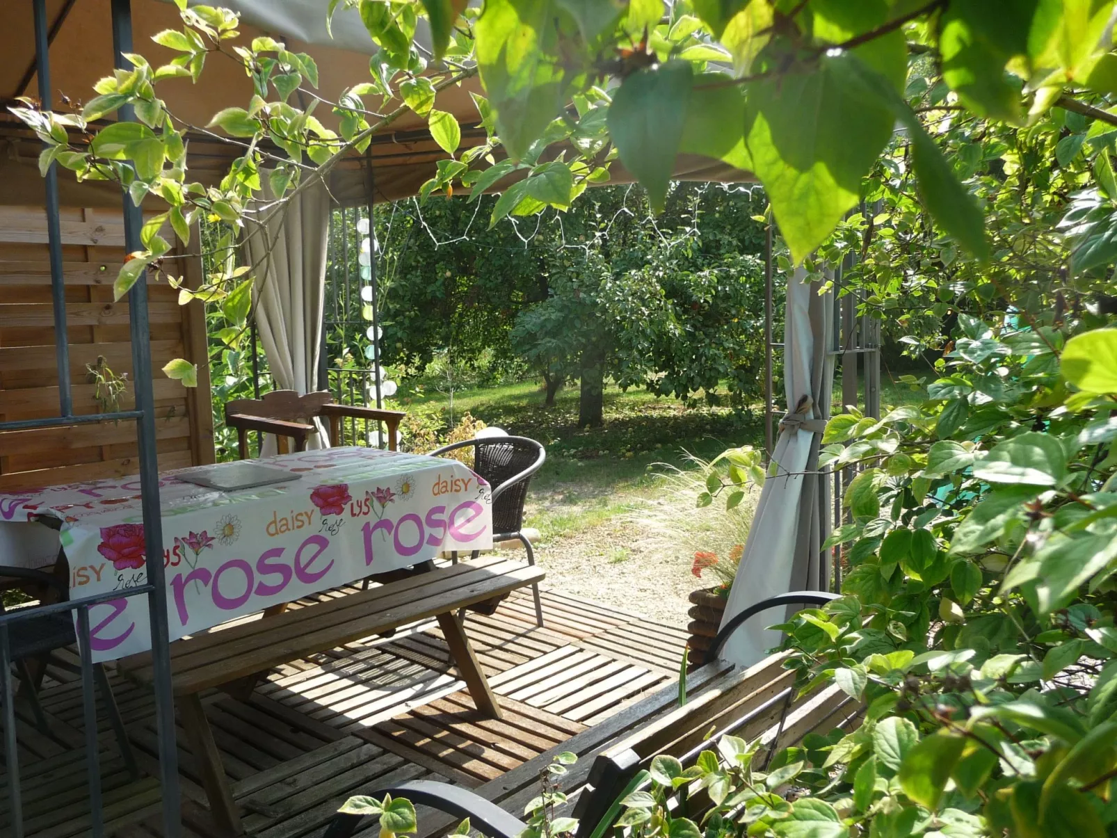 Domaine "Chez Marianne" mit Privatparkplatz-Buiten