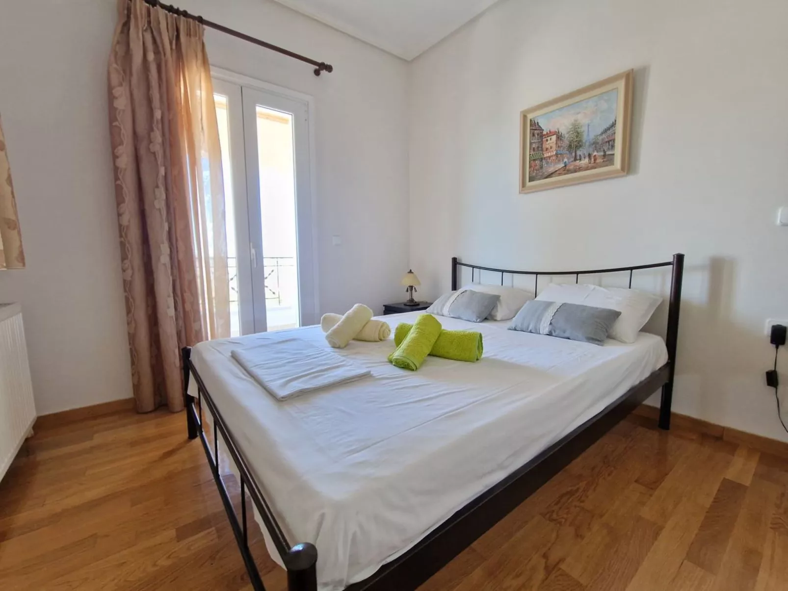 Vollständig umschlossene und großzügig angelegte dreistöckige Ferienvilla mit f-Binnen