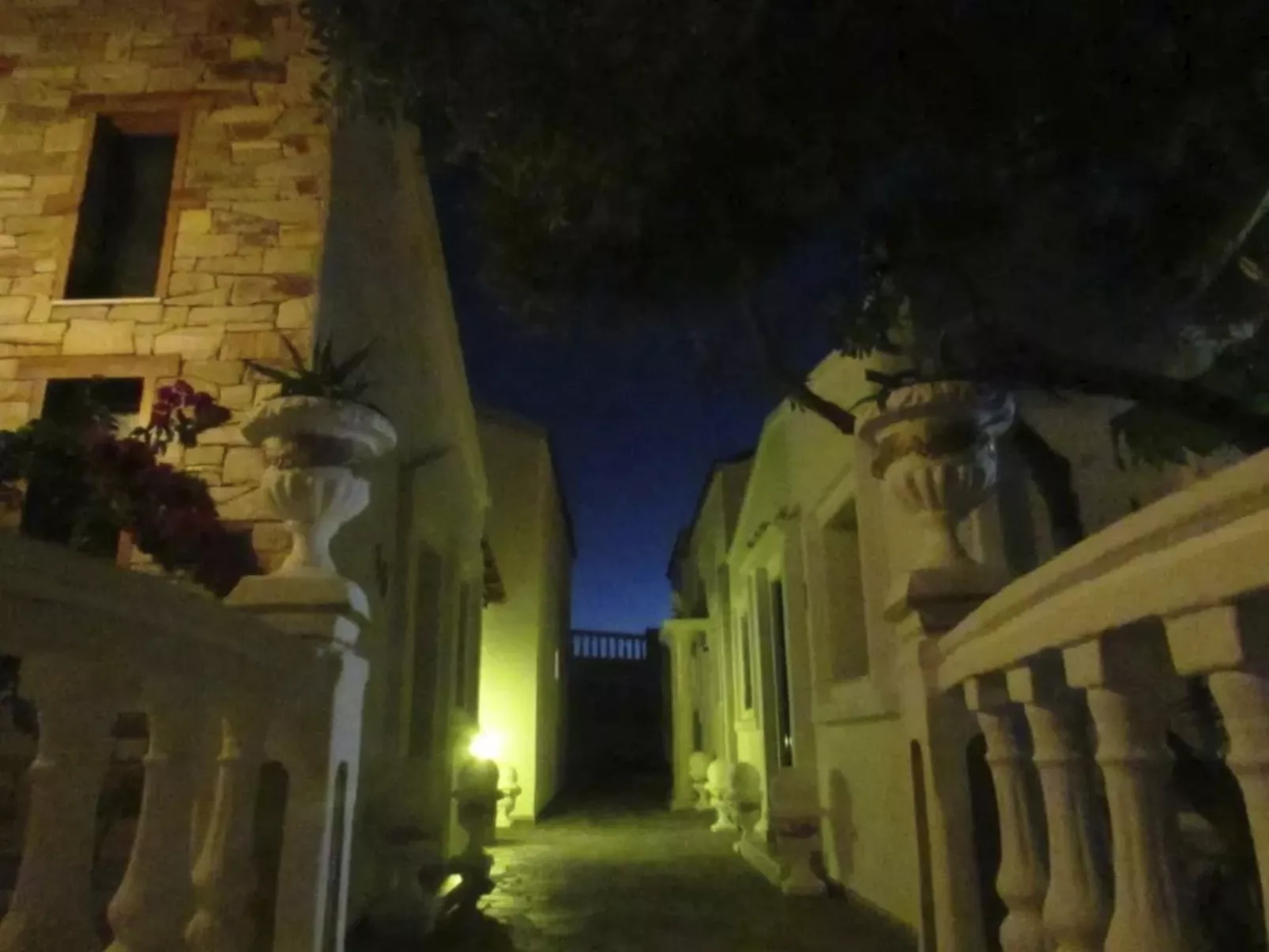 Castellino-Studios-Buiten