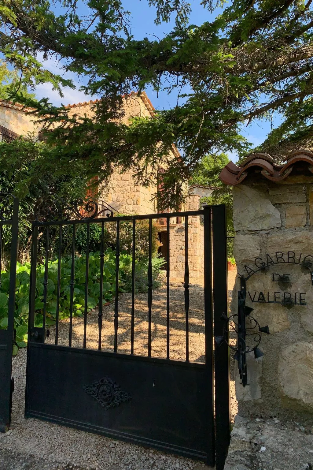 Steinhaus Garten und Blick auf die Berge-Buiten