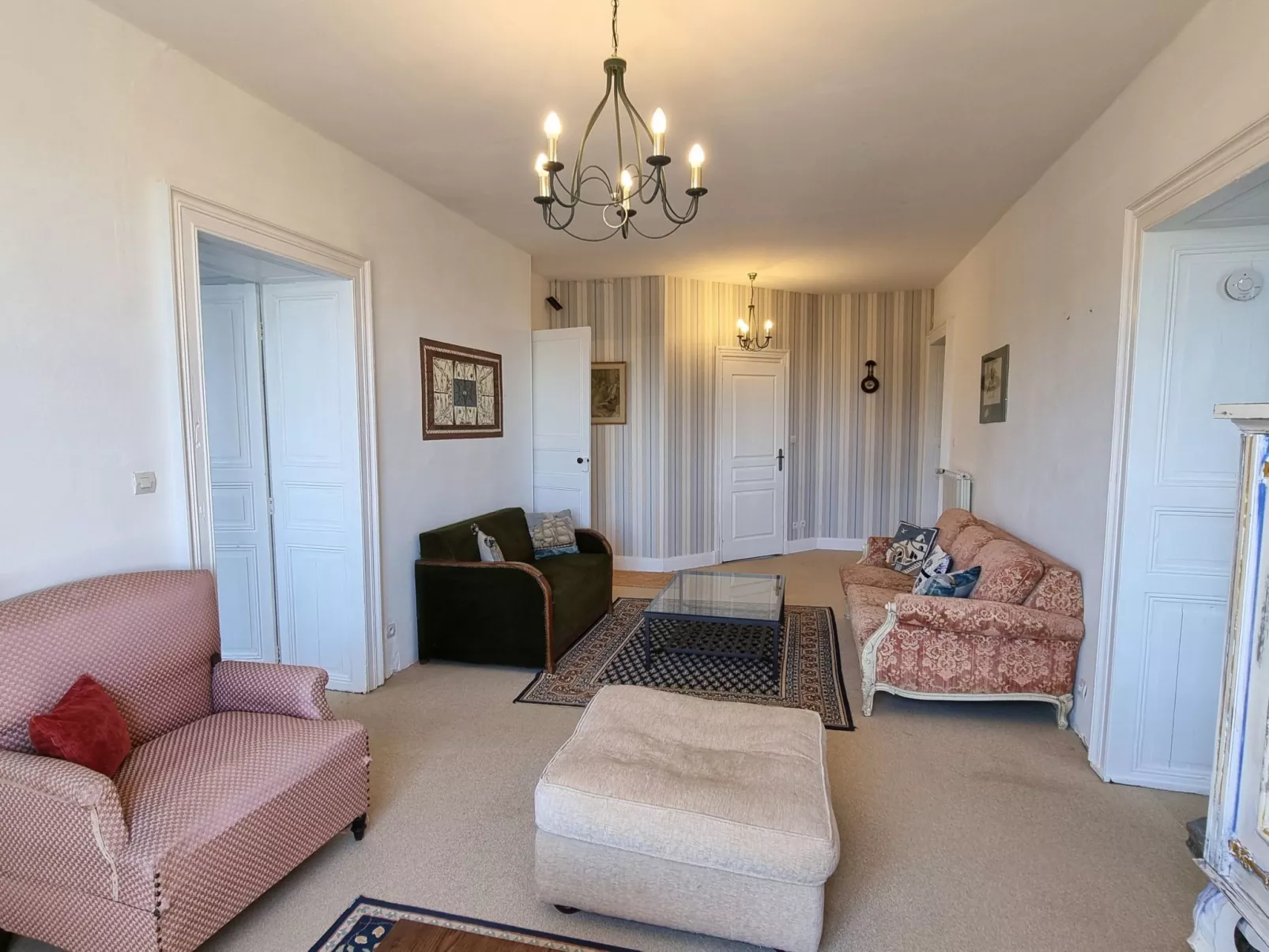 8-Zimmer-Schloss mit Pool und eigenem Park-Binnen