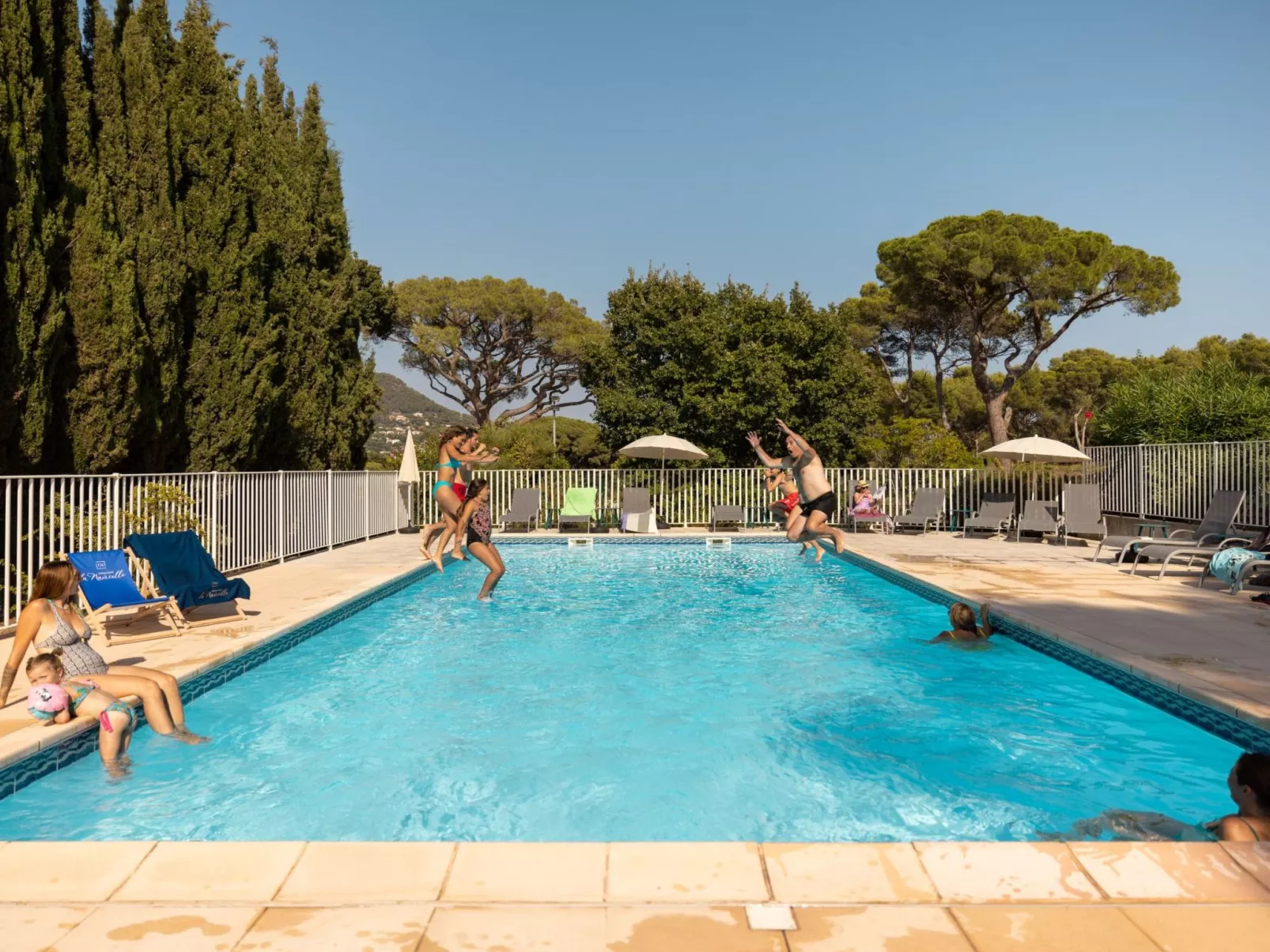 Im Herzen eines Weinguts, schattige Terrasse mit Meerblick, Pool - Buiten
