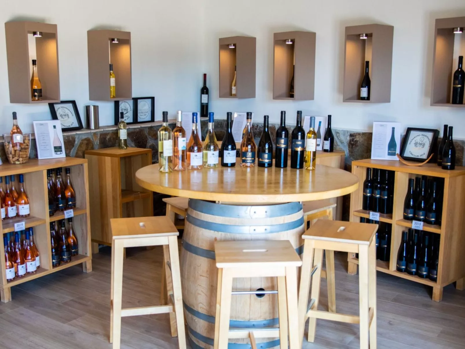 Im Herzen der Weinberge, schattige Terrasse umgeben von Grün, Pool - Binnen