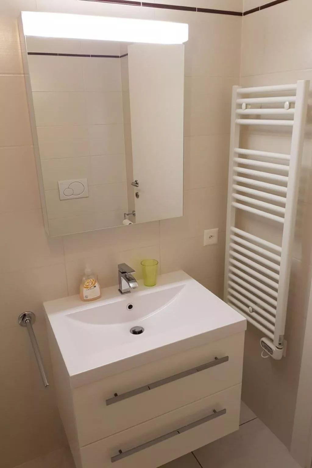 Residenza Vivian - Swan Lake Suite Apt. 304-Binnen