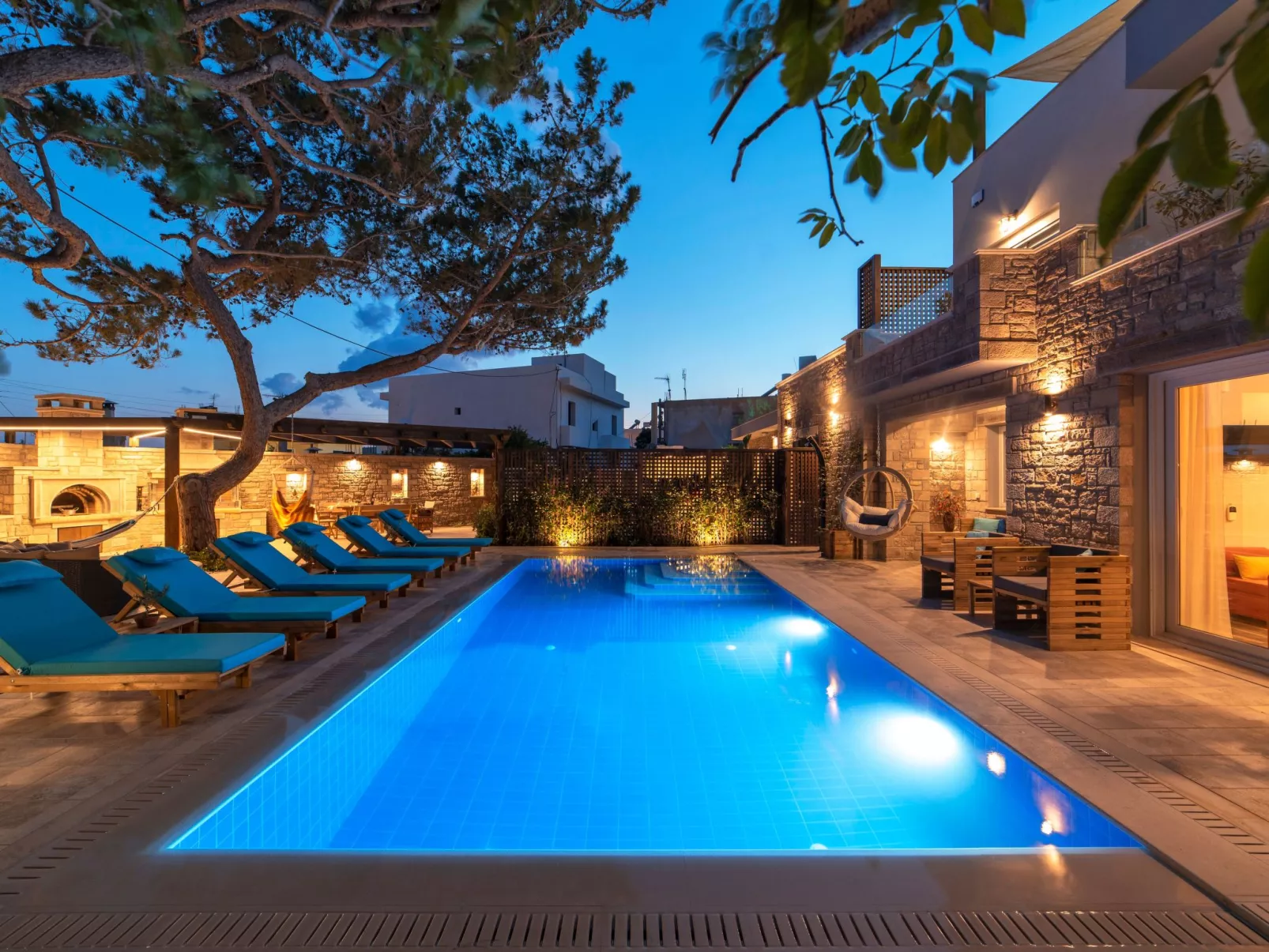 Luxuriöser Villenkomplex mit 14-16 Schlafzimmern in Strandnähe-Buiten