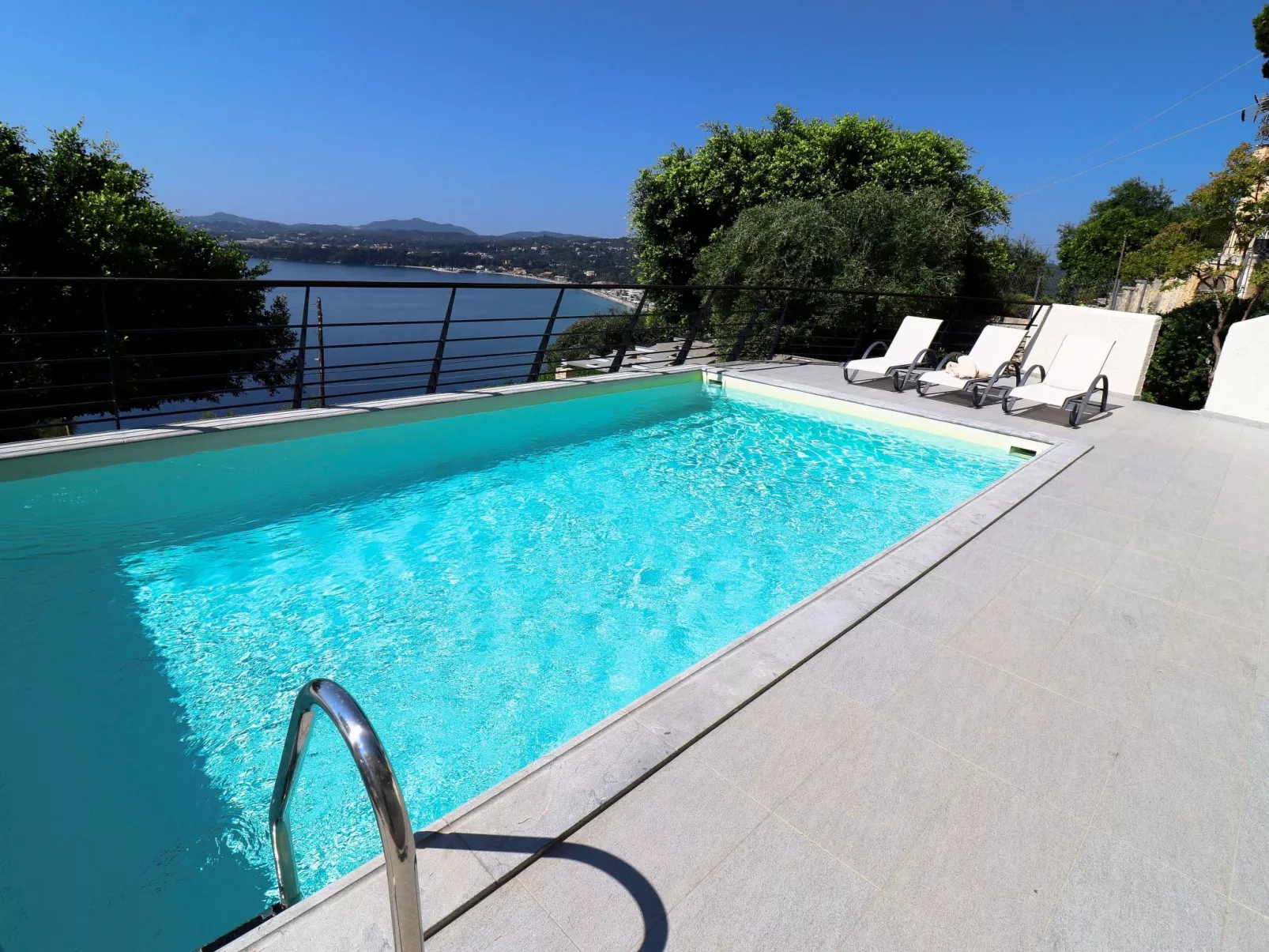 "Faiax" mit eigenem Pool-Buiten