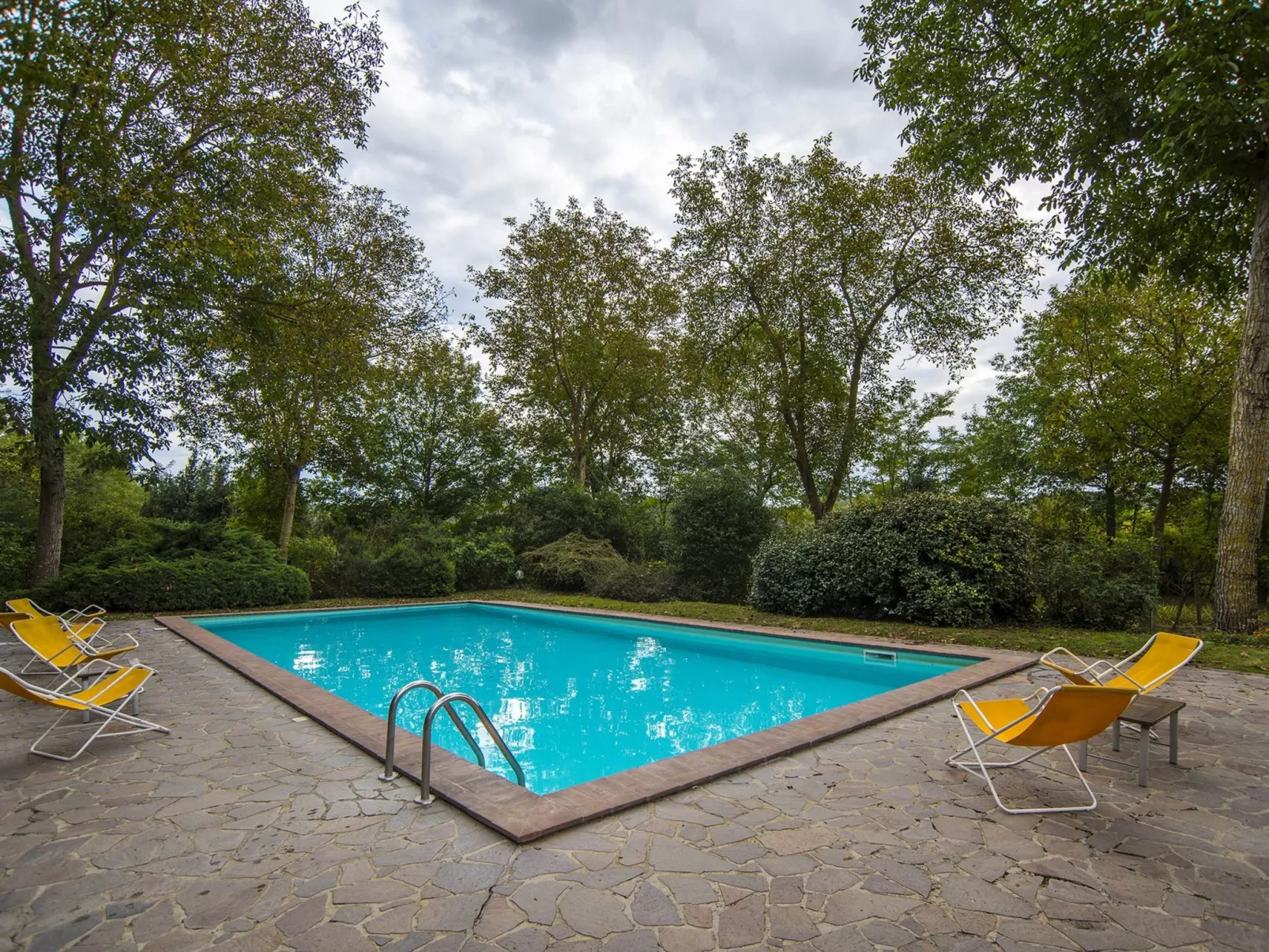 Schöne Unterkunft in einem Schloss, mit Schwimmbad-Buiten