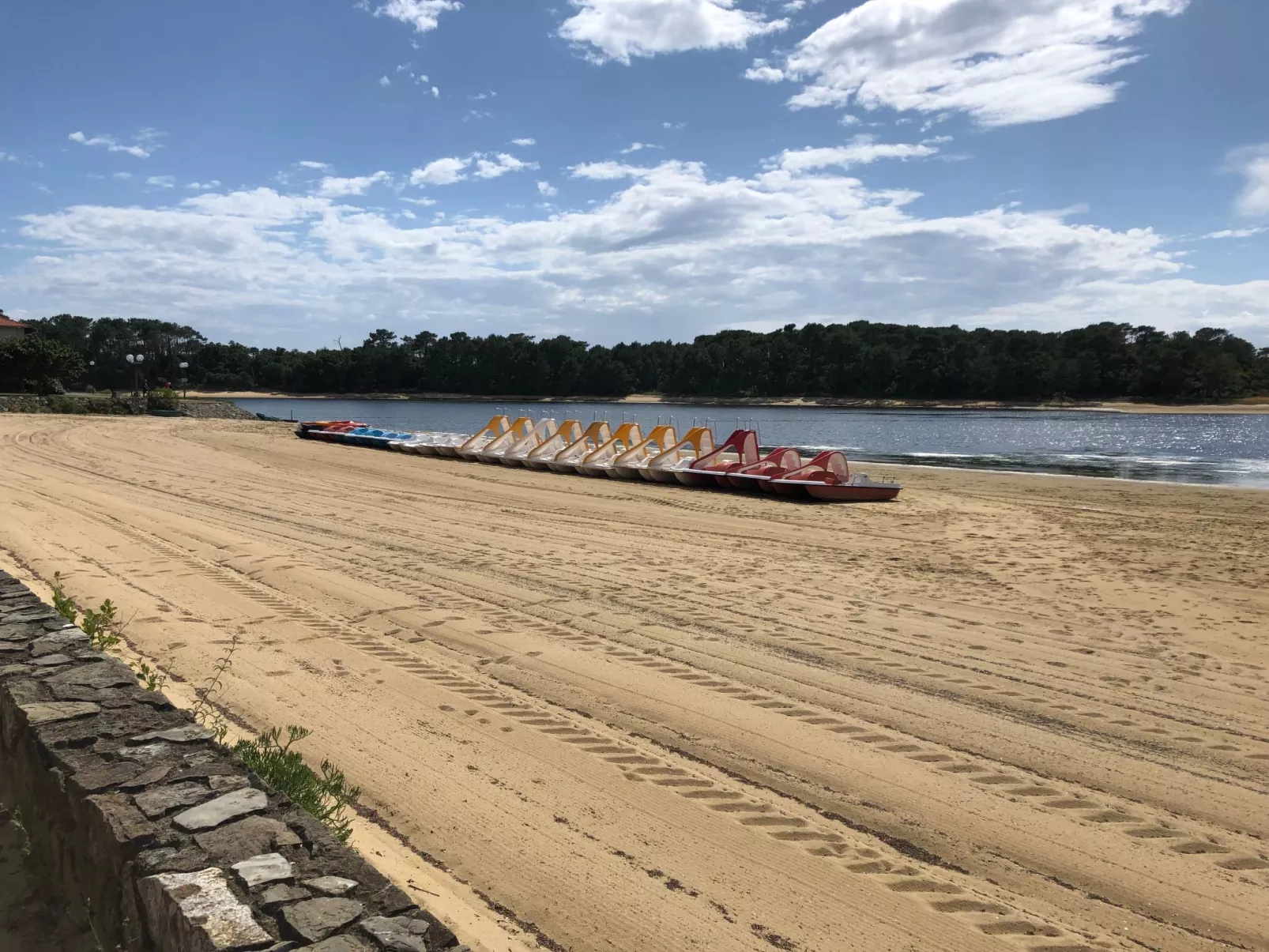 Hübsches kleines Haus in ruhiger Lage in einer baumbestandenen Residenz mit beh-Buiten