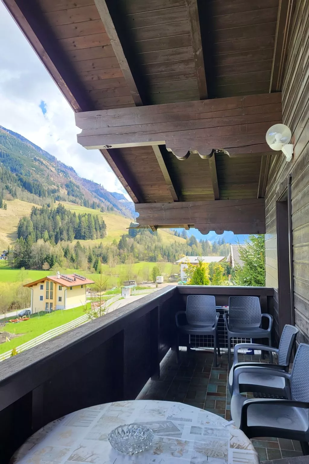 Geräumige Wohnung mit zwei Schlafzimmern und Balkon-Image-tags.info