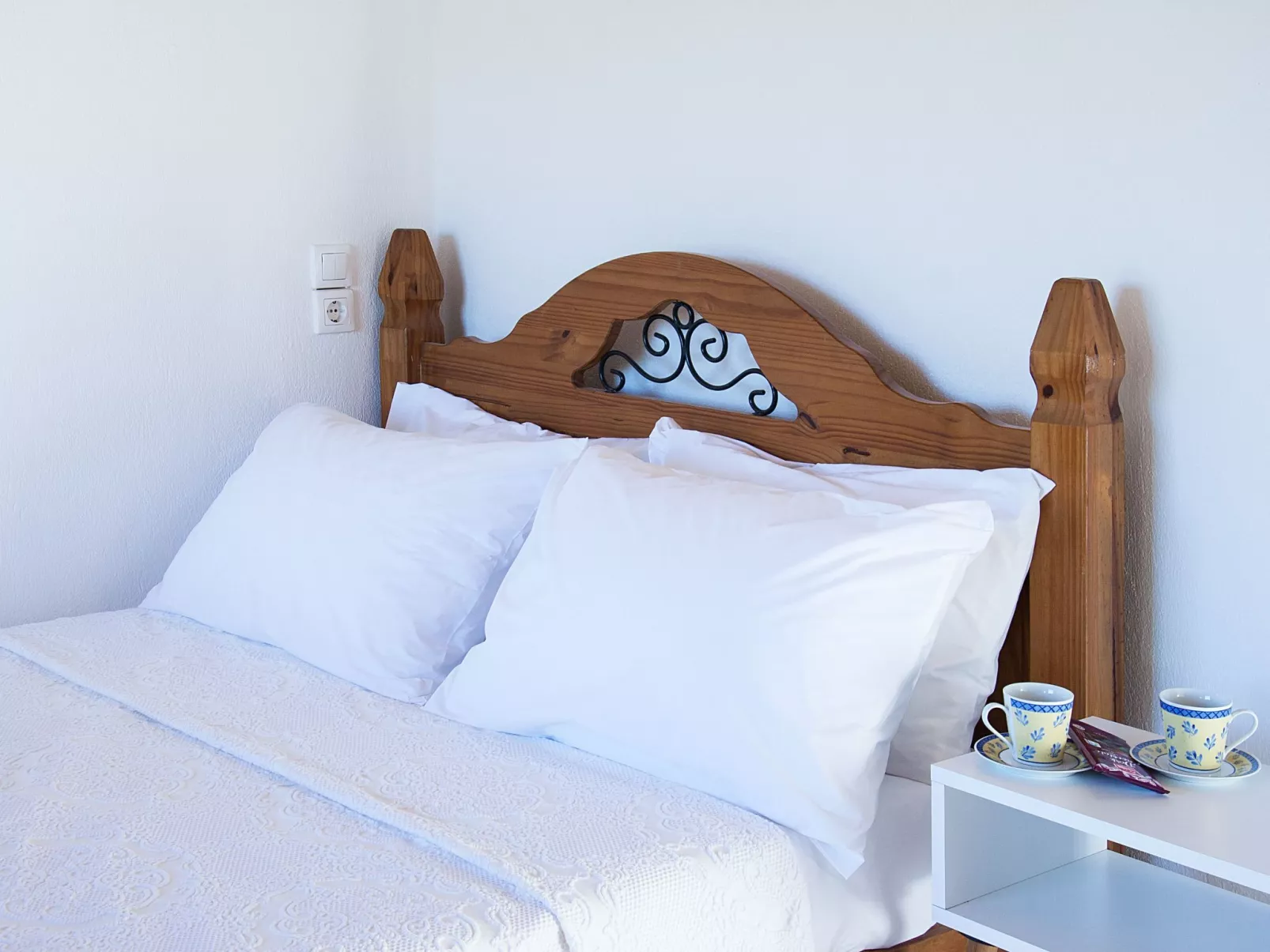 Berge und die ikonische Landebahn des Flughafens Skiathos-Binnen