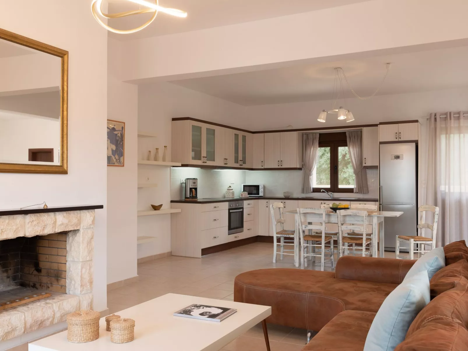 Ferienvilla "Rousa" mit Bergblick-Binnen