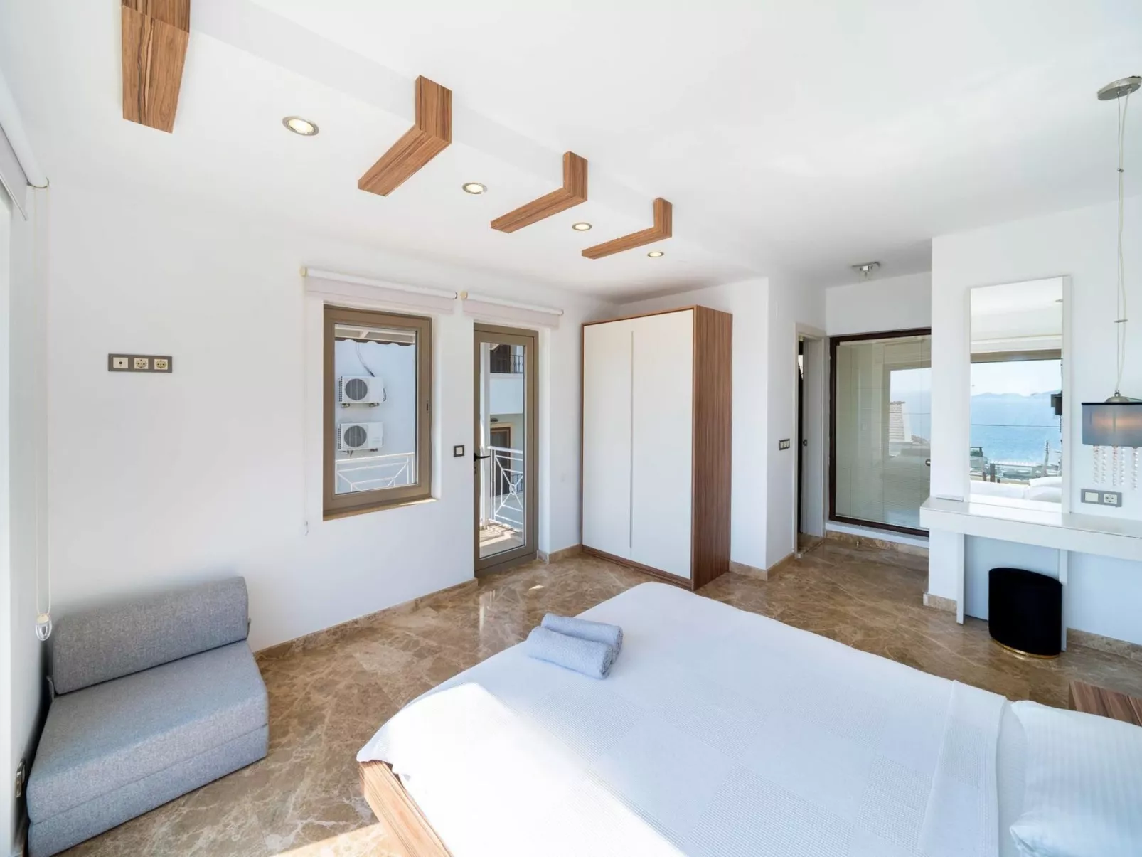 Exklusive Villa mit Infinitypool-Image-tags.info