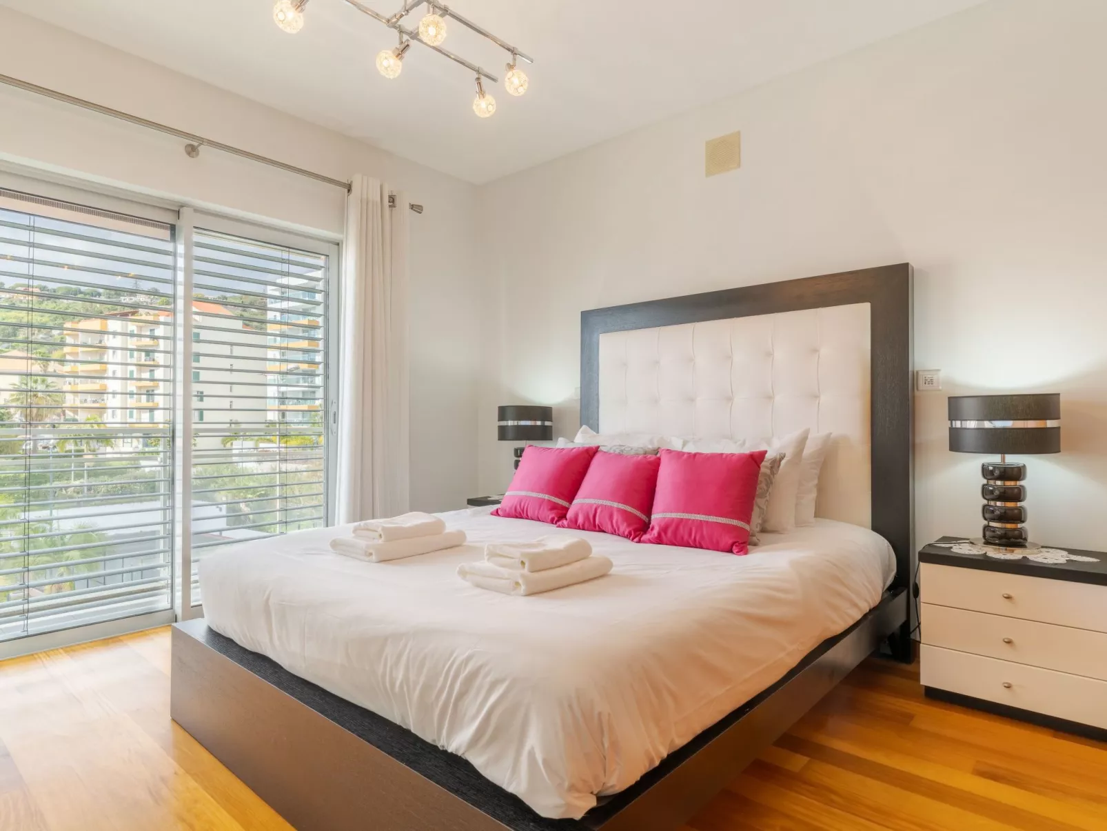 Mit gemeinschaftlichem Pool-Binnen