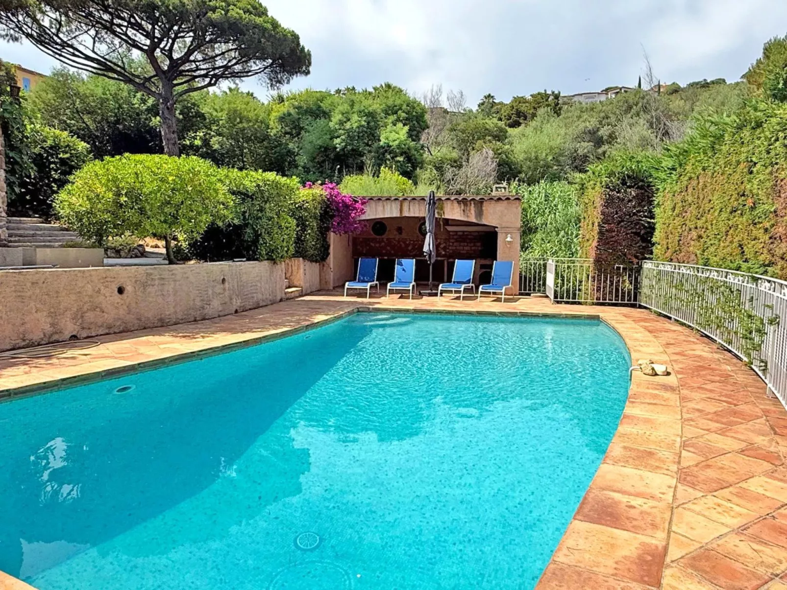 Villa Cavok 6 Pers- Privates Schwimmbad - WiFi-Buiten