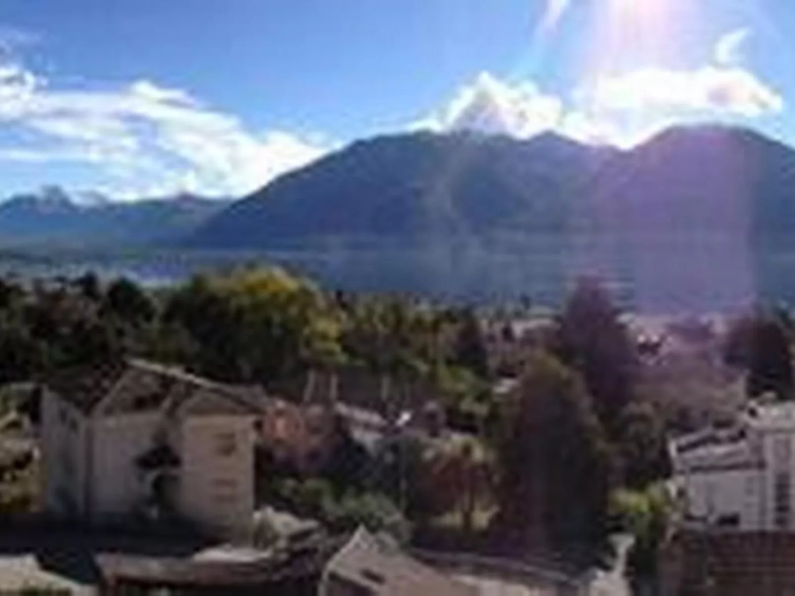 Mit Panorama-Sicht und Schwimmbad-Buiten