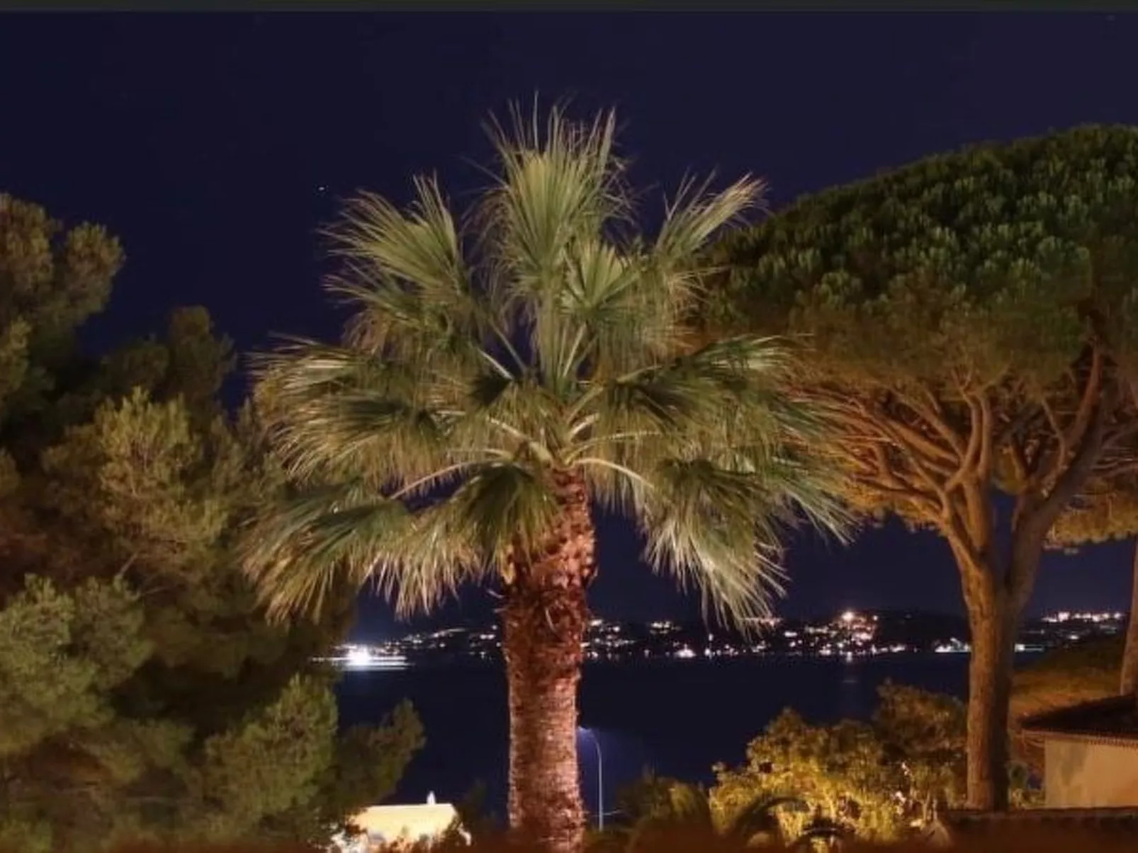 "La petite maison Maximoise" (Das kleine Haus Maximoise)-Buiten