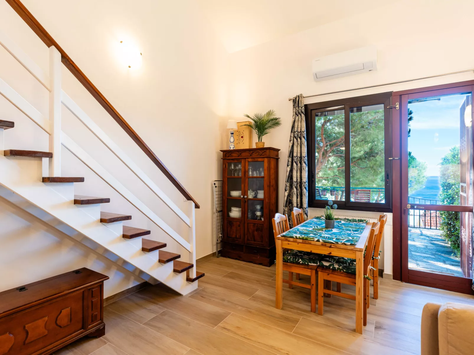 Beautiful Seaview-Binnen