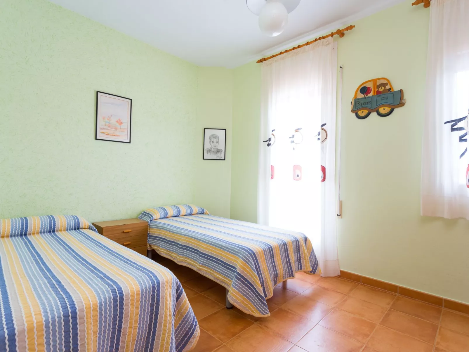 Großes Haus mit Schwimmbad und Barbecue-Binnen