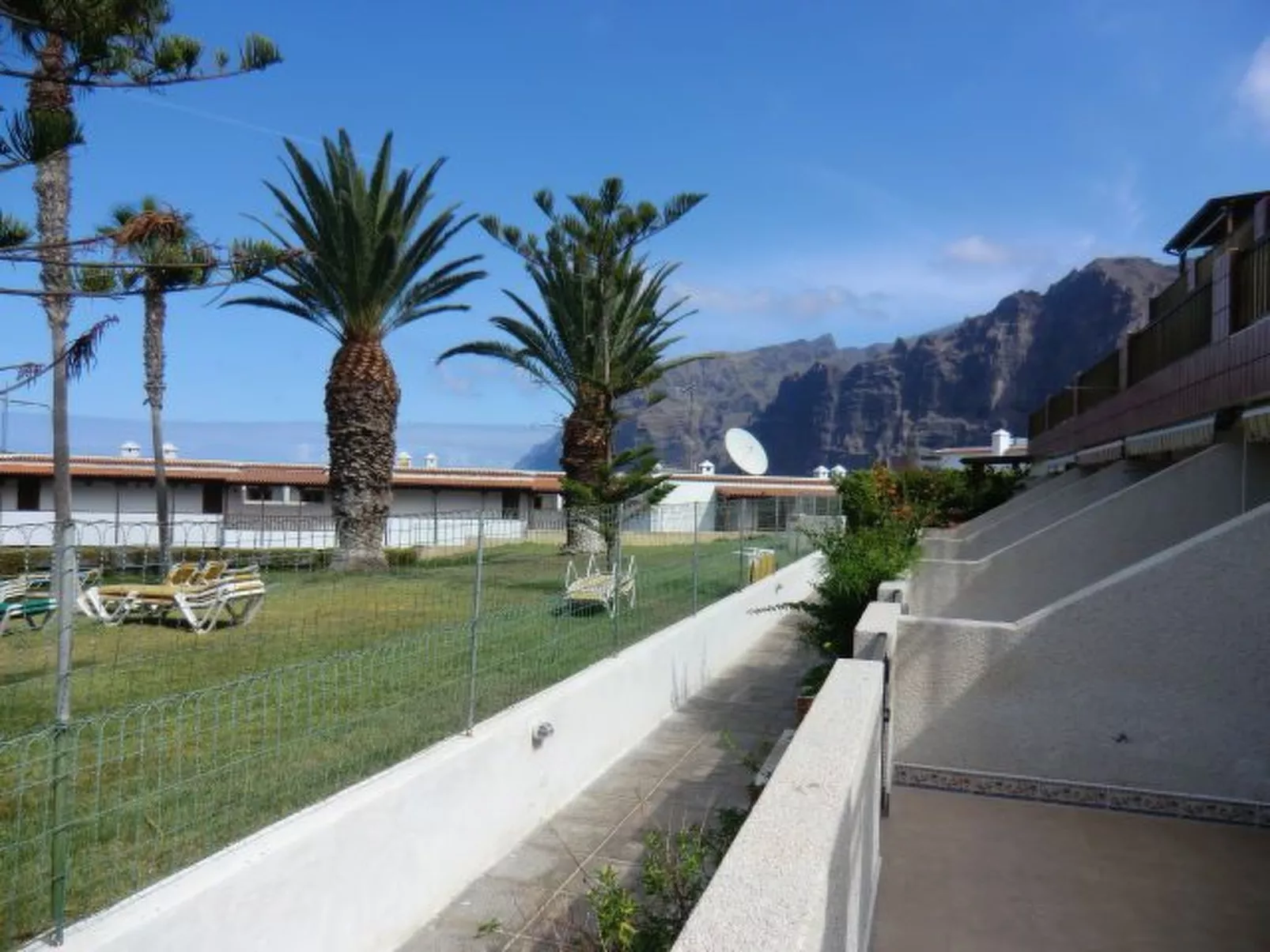 Ruhige Ferienwohnung mit Pool und Meerblick-Buiten