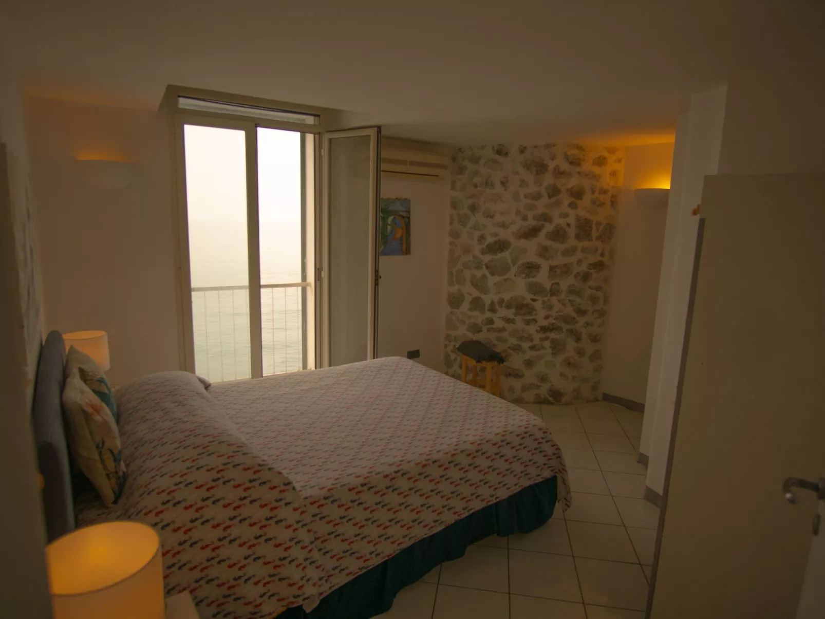 Villa mit Blick auf das Meer an der Amalfiküste-Binnen