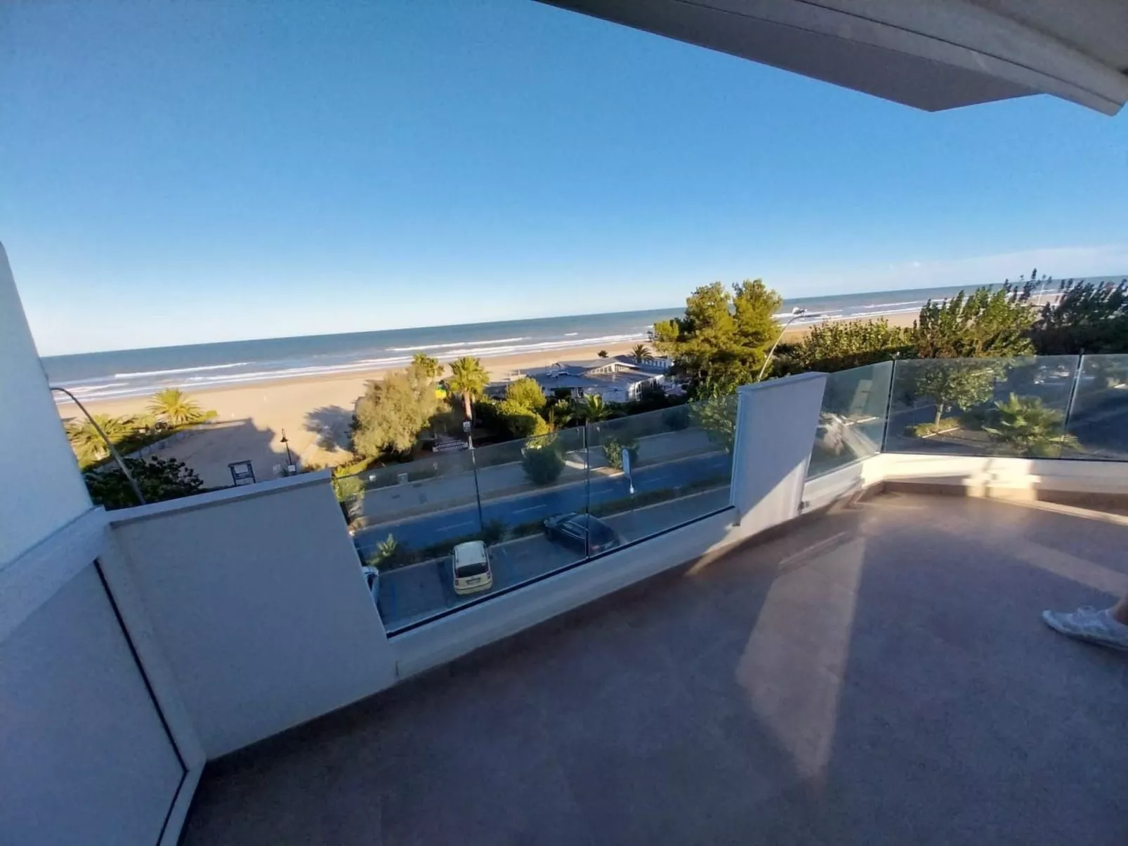 Helle und neue Ferienwohnung direkt am Strand-Buiten