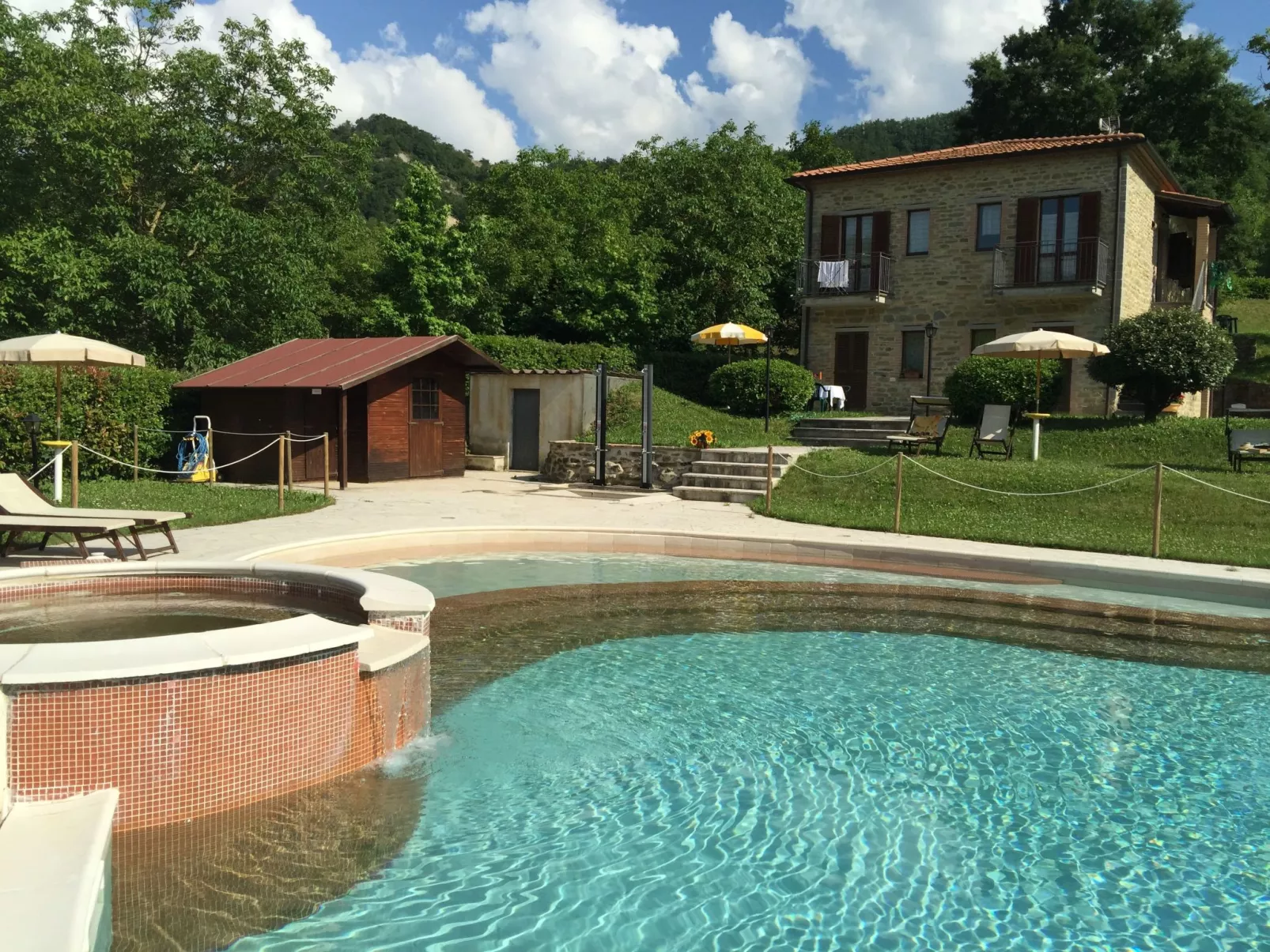 Unterkunft in einer Höhle mit Whirlpool-Buiten