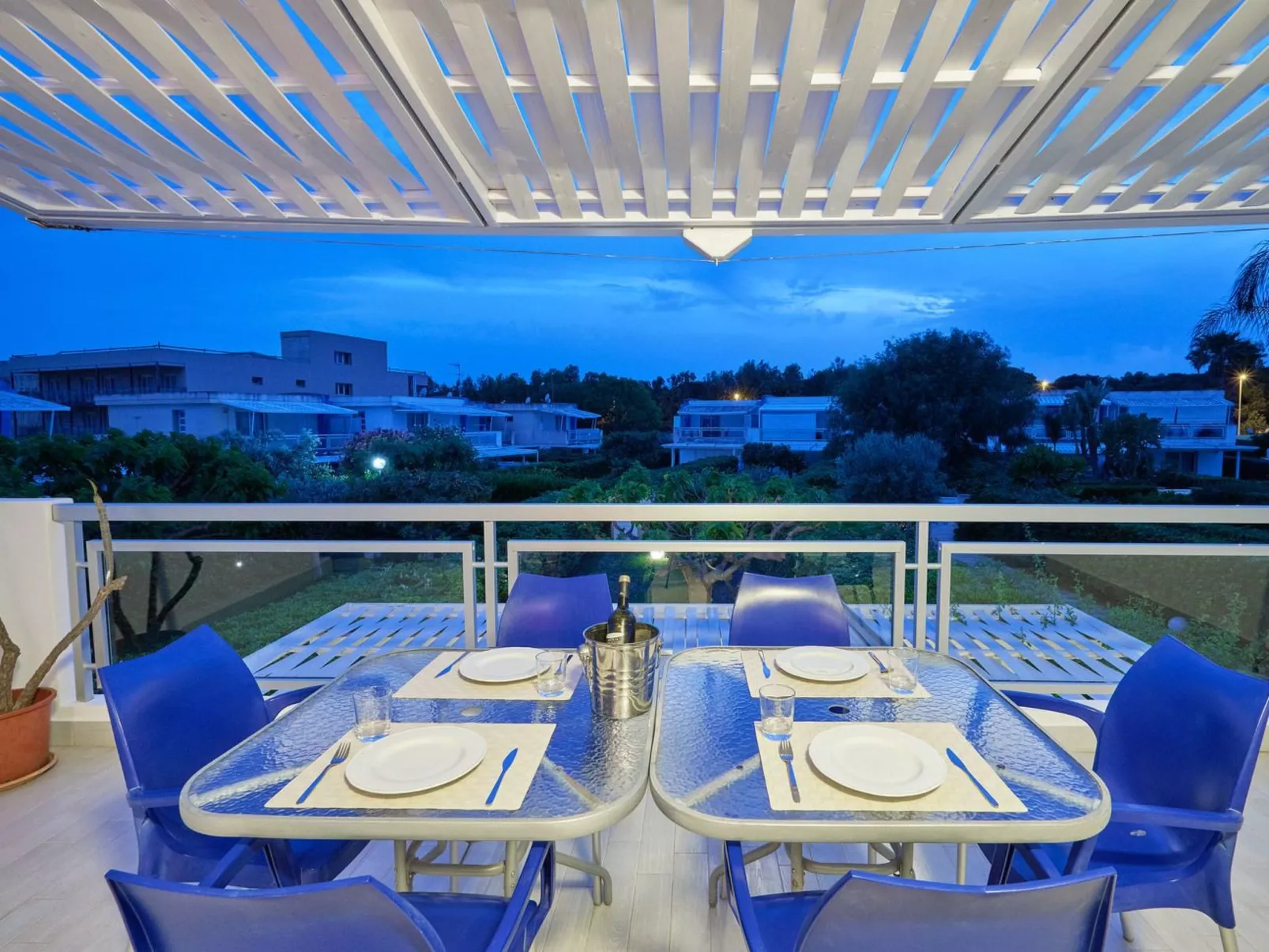 In Marina Di Ragusa mit Garten und Terrasse-Buiten