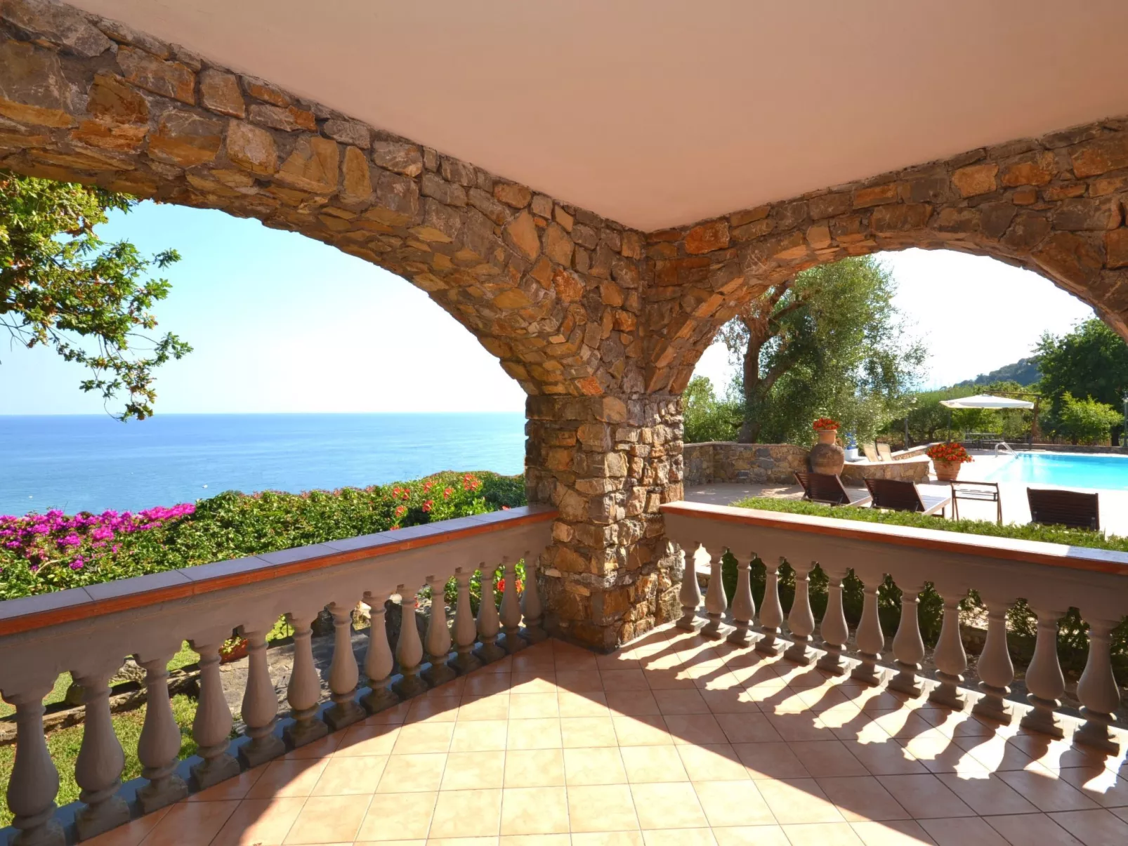 Traumvilla mit Panoramapool-Image-tags.info