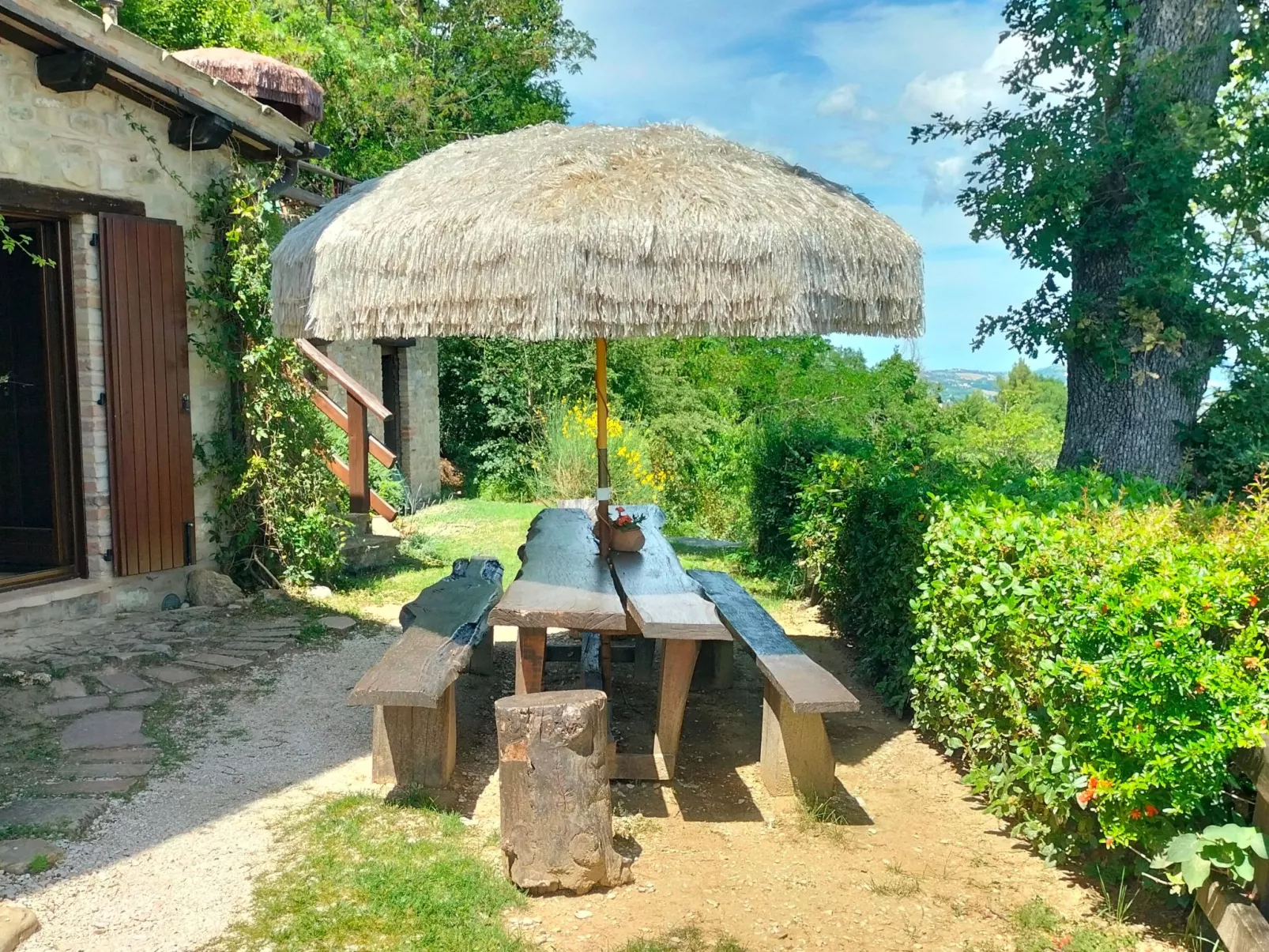 Große Wohnung mit Blick von den Bergen bis zum Meer-Buiten