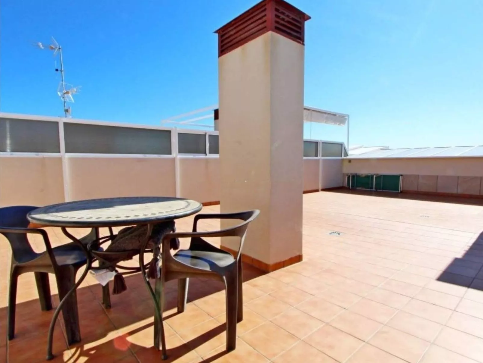 Schönes Appartement mit Grill, Pool und Terrasse-Buiten