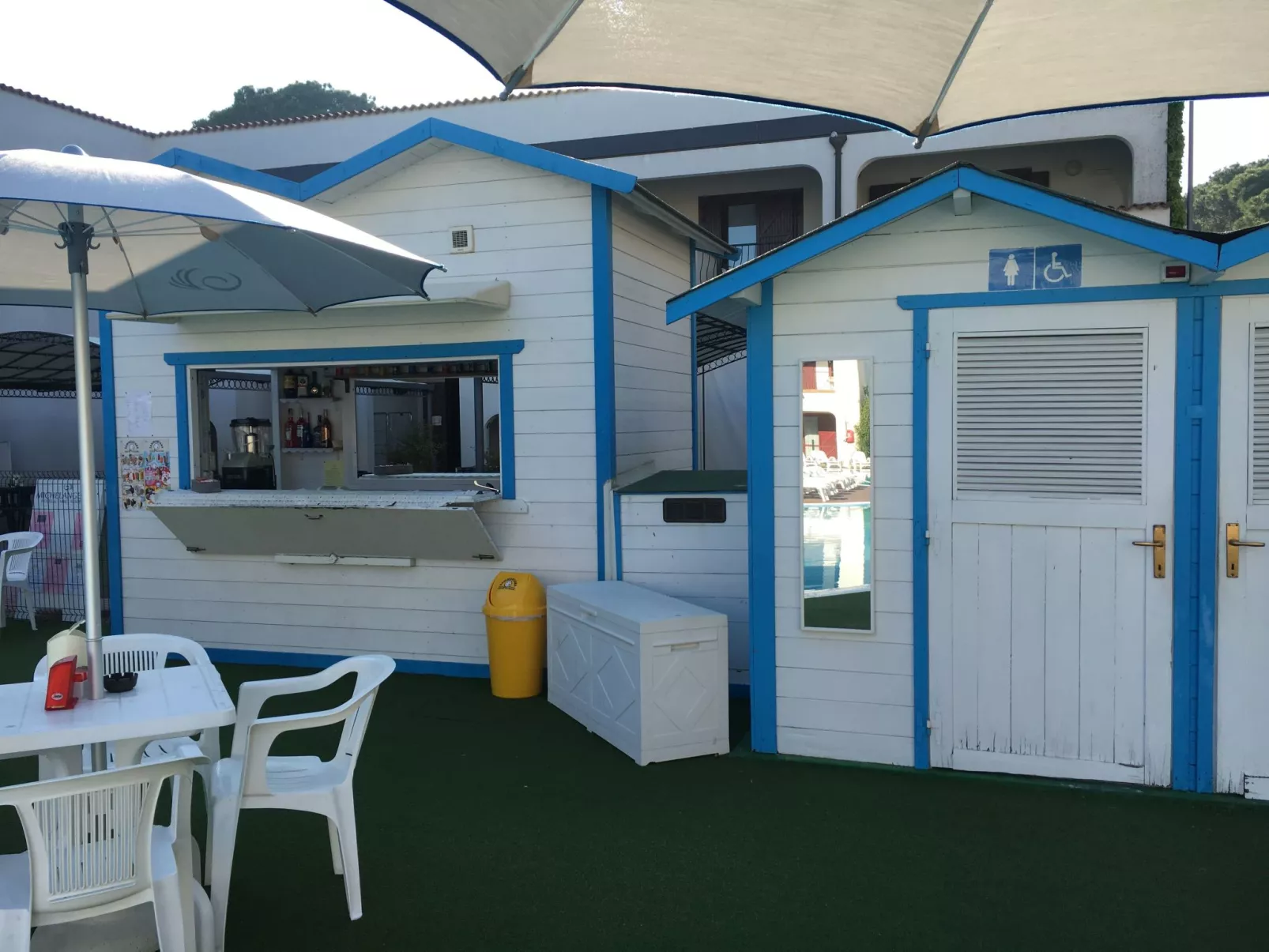 Wunderschöne Wohnung in Lido Di Spina mit Möbliertem Balkon-Buiten