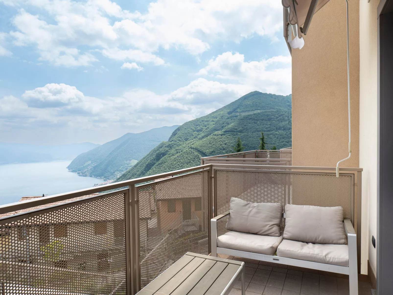 Terrazza a Lago - Dreizimmerwohnung mit Terrasse und Schwimmbad-Binnen