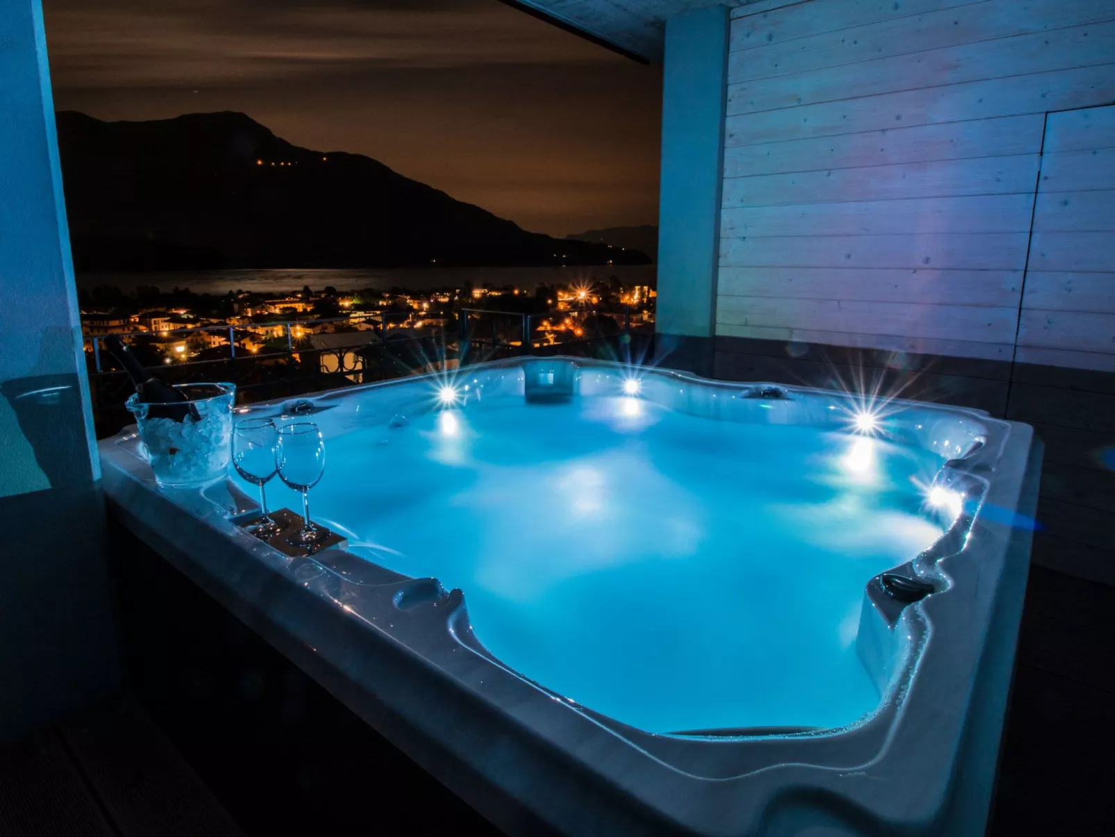 Jugendstilvilla mit Blick auf den Comer See-Buiten