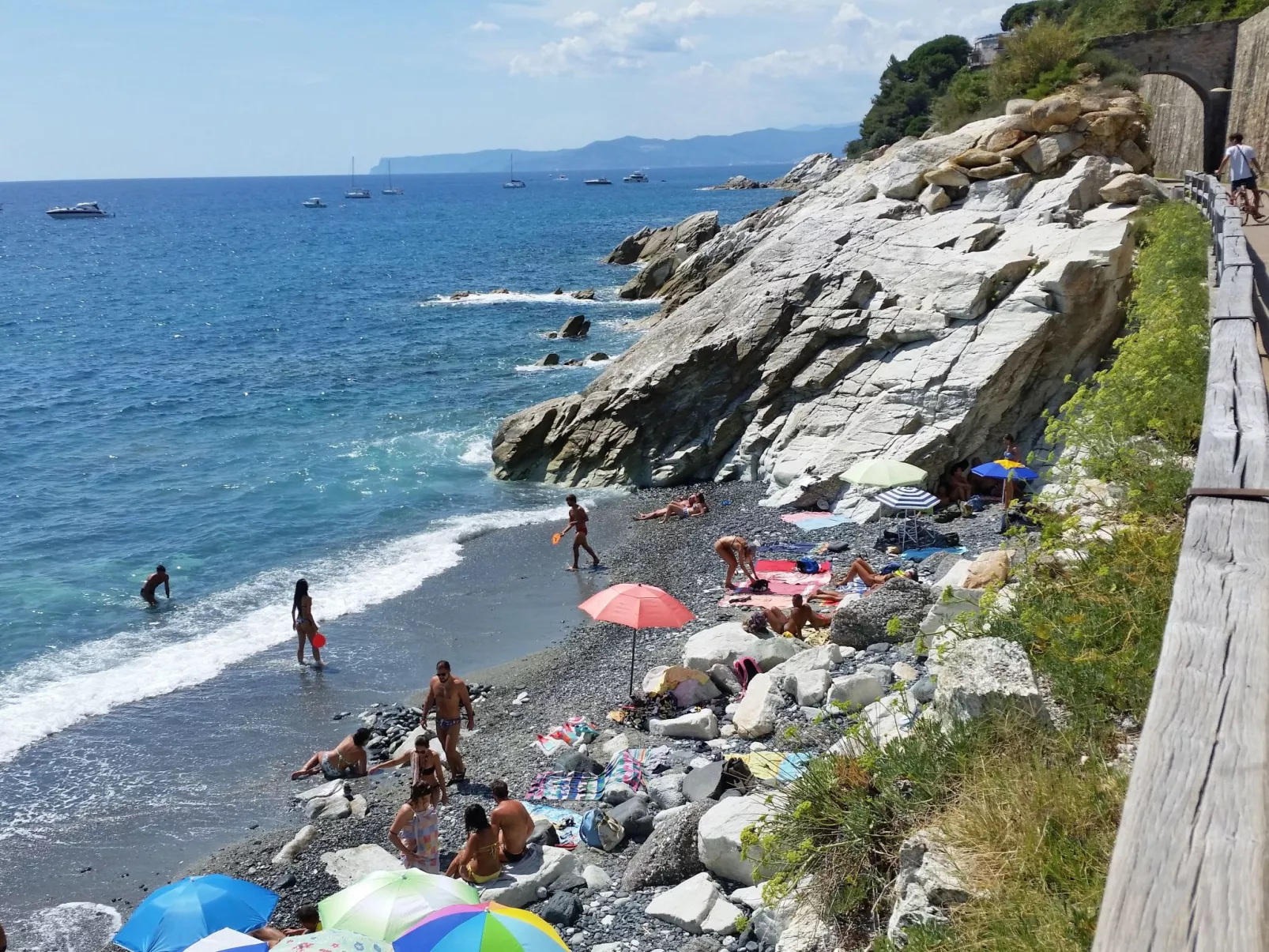 In Varazze mit Garten und Parkplatz-Buiten