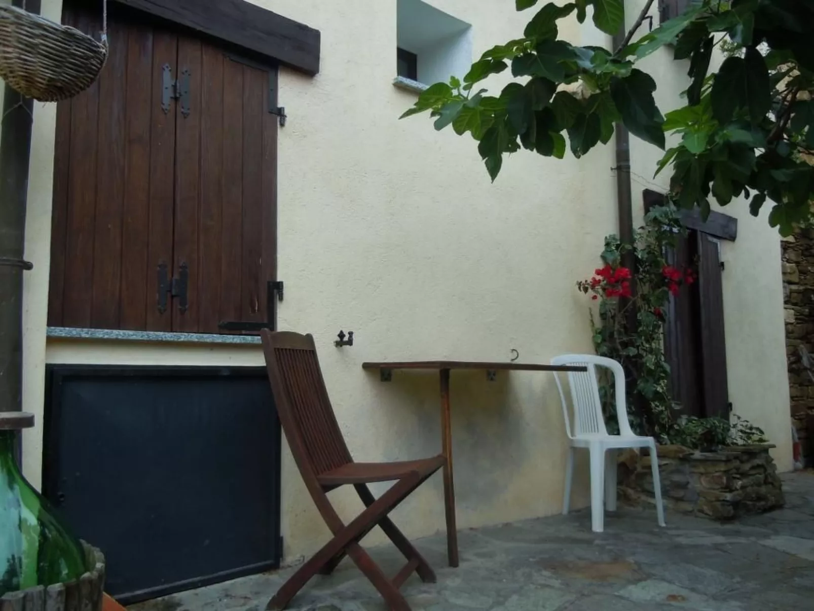 Schönes Ferienhaus mit Garten und Whirlpool-Buiten