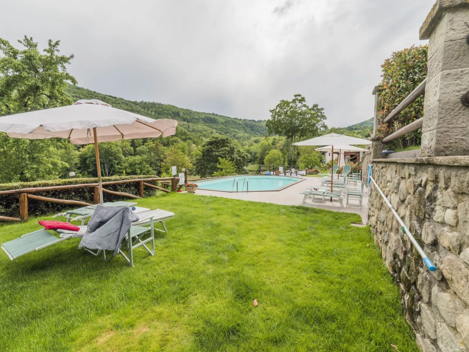 'Case cioni' mit Schwimmbad-Buiten