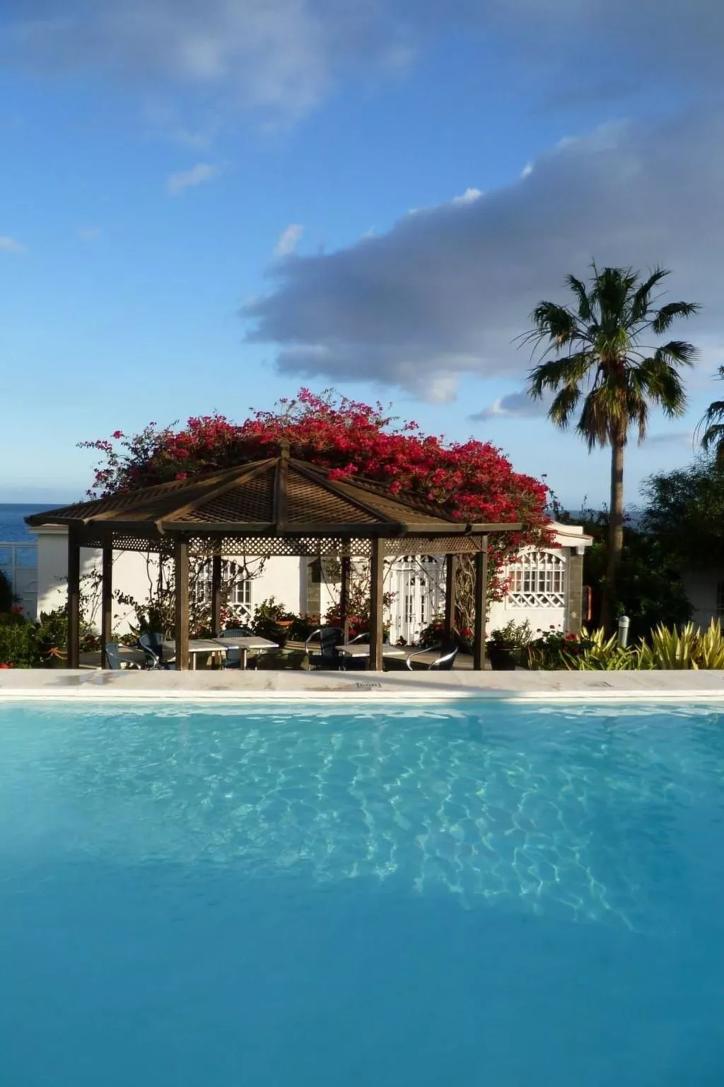 Bungalow auf einem Felsen direkt am Meer-Buiten