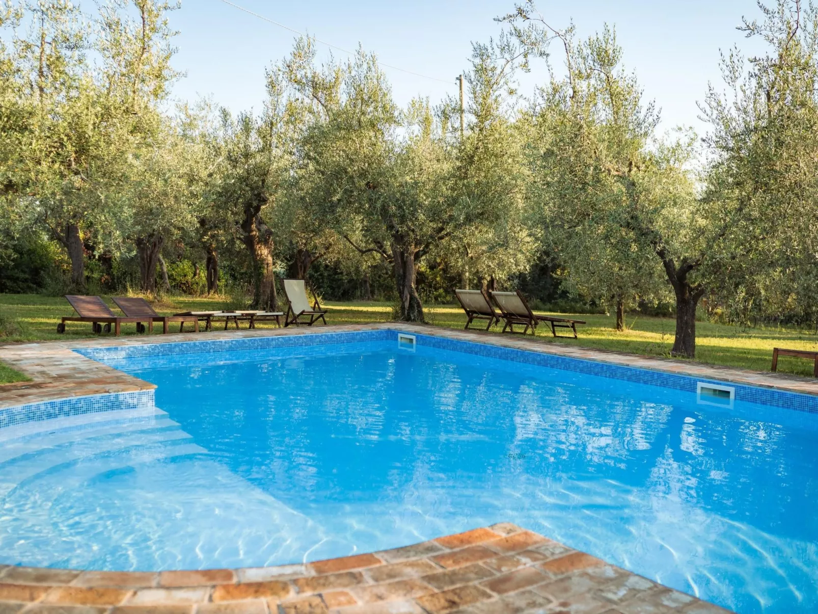 Studio-Apartment mit Sommerpool, Garten und Aussicht-Buiten